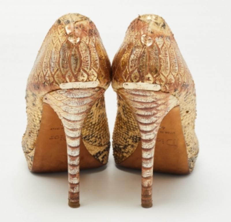 Bombas de plataforma con puntera abierta Miss Dior de piel dorada con pitón en relieve Talla 40 en Bueno estado para la venta en Dubai, Al Qouz 2