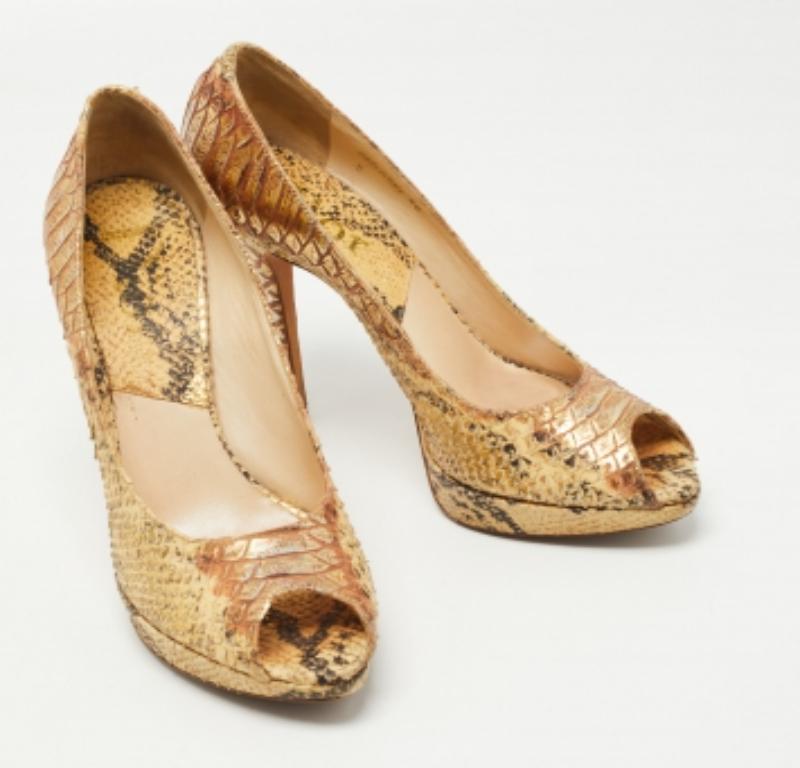 Bombas de plataforma con puntera abierta Miss Dior de piel dorada con pitón en relieve Talla 40 en venta 1