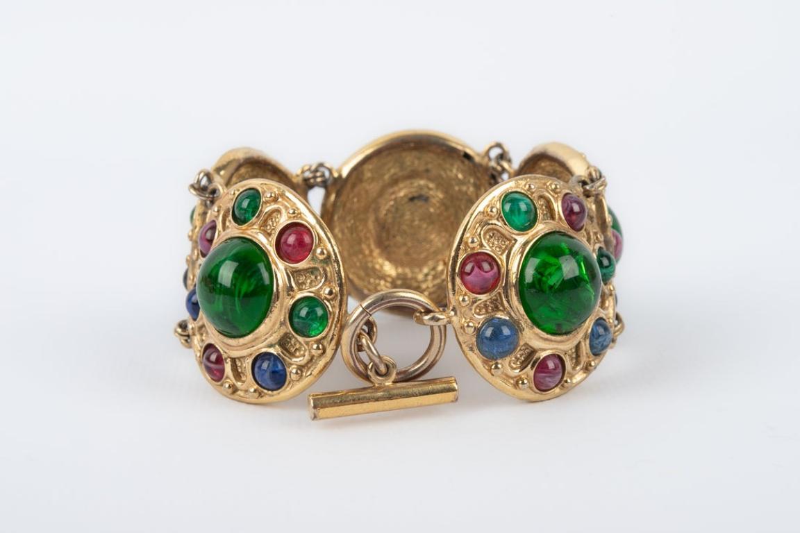 Dior - (Made in Germany) Golden metal articulated bracelet with colorful glass paste cabochons.

Additional information:
Condition: Very good condition
Dimensions: Length: 20 cm

Seller Reference: BRA180