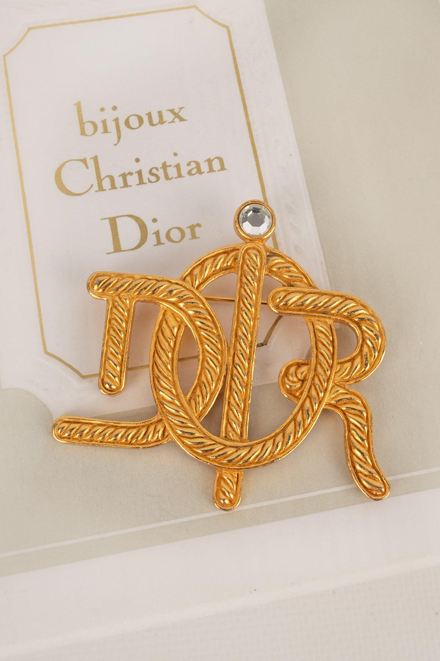 Dior - (Made in France) Goldene Metallbrosche, die Schleifen mit Strasssteinen darstellt.

Zusätzliche Informationen:
Zustand: Sehr guter Zustand
Abmessungen: 6 cm x 6 cm

Referenz des Sellers: BR146