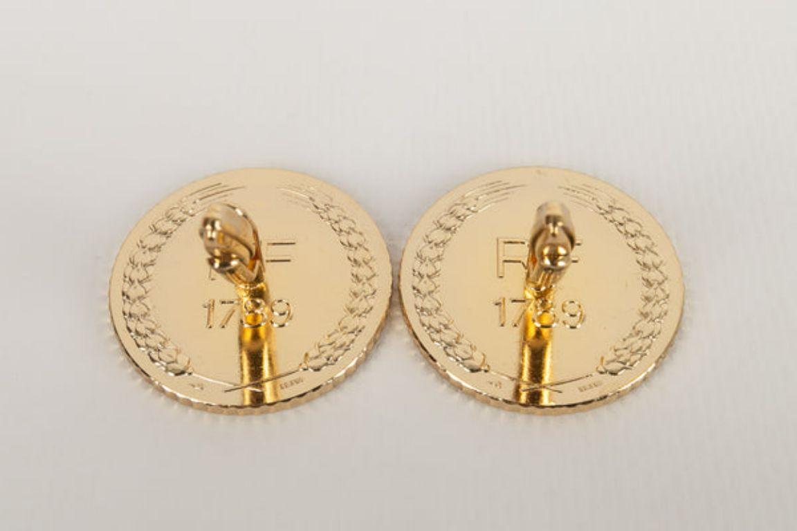 Dior-Goldene Manschettenknöpfe aus Metall.

Zusätzliche Informationen: 
Abmessungen: Durchmesser: 3 cm
Zustand: Sehr guter Zustand
Verkäufer Ref Nummer: ACC182