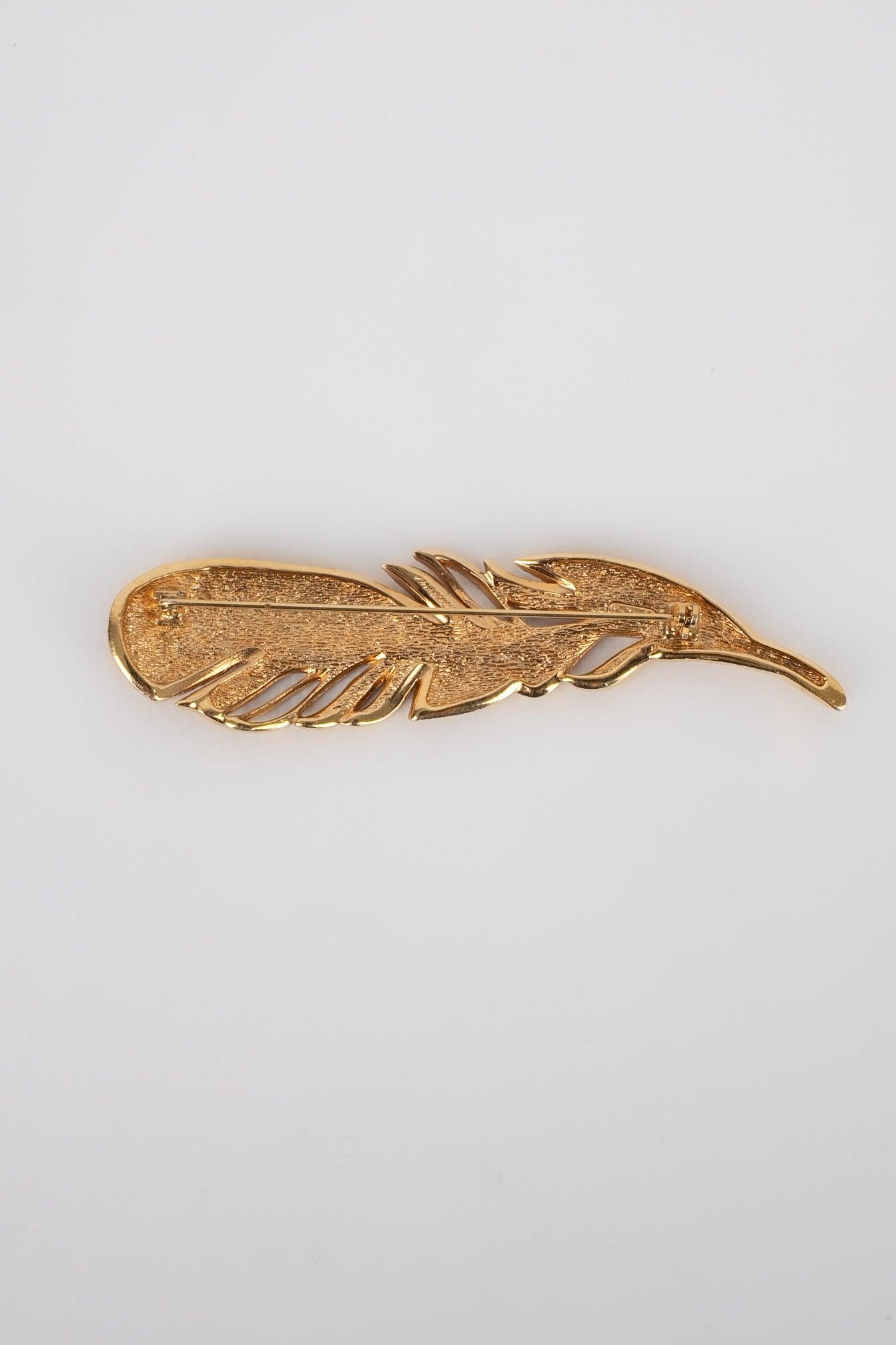 Dior Golden Metal Feather Brooch In Excellent Condition For Sale In SAINT-OUEN-SUR-SEINE, FR