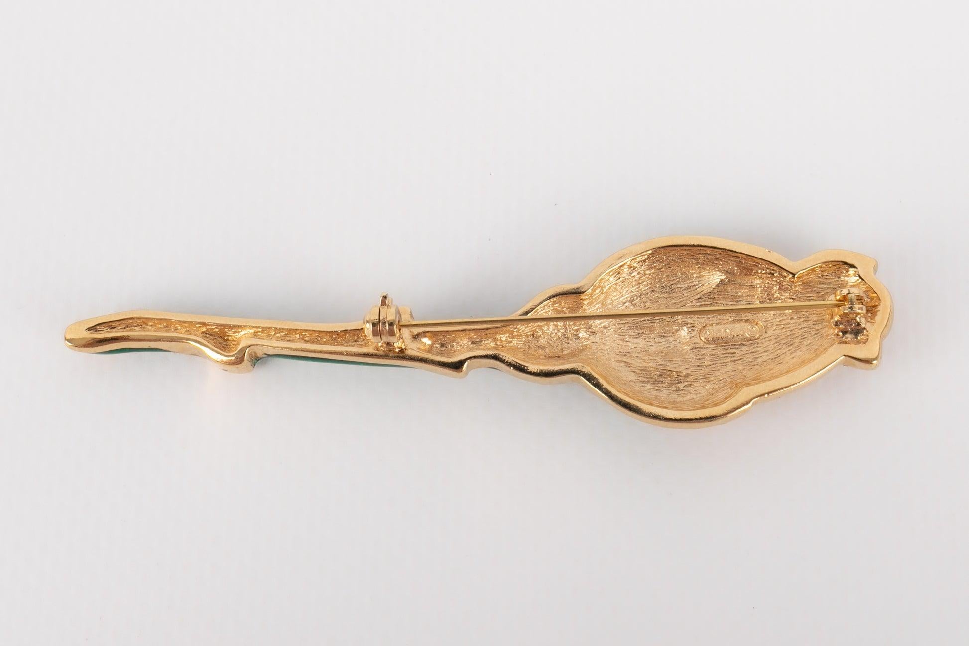 Dior - Goldene Metallbrosche, die eine mit Strasssteinen und Emaille verzierte Blume darstellt.

Zusätzliche Informationen: 
Zustand: Sehr guter Zustand
Abmessungen: 8,5 cm x 2 cm

Referenz des Sellers: BR129