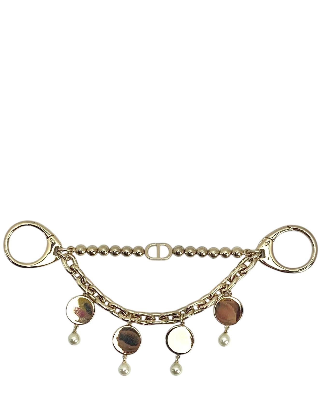 Dior D-Luck Charm con perla in metallo dorato per borsa
**Borsa non inclusa**

Colore: oro champagne con rosa, viola, verde e beige
Materiali: Metallo, perle di resina bianca, smalto
Condizioni: Eccellente

Misure: 6 