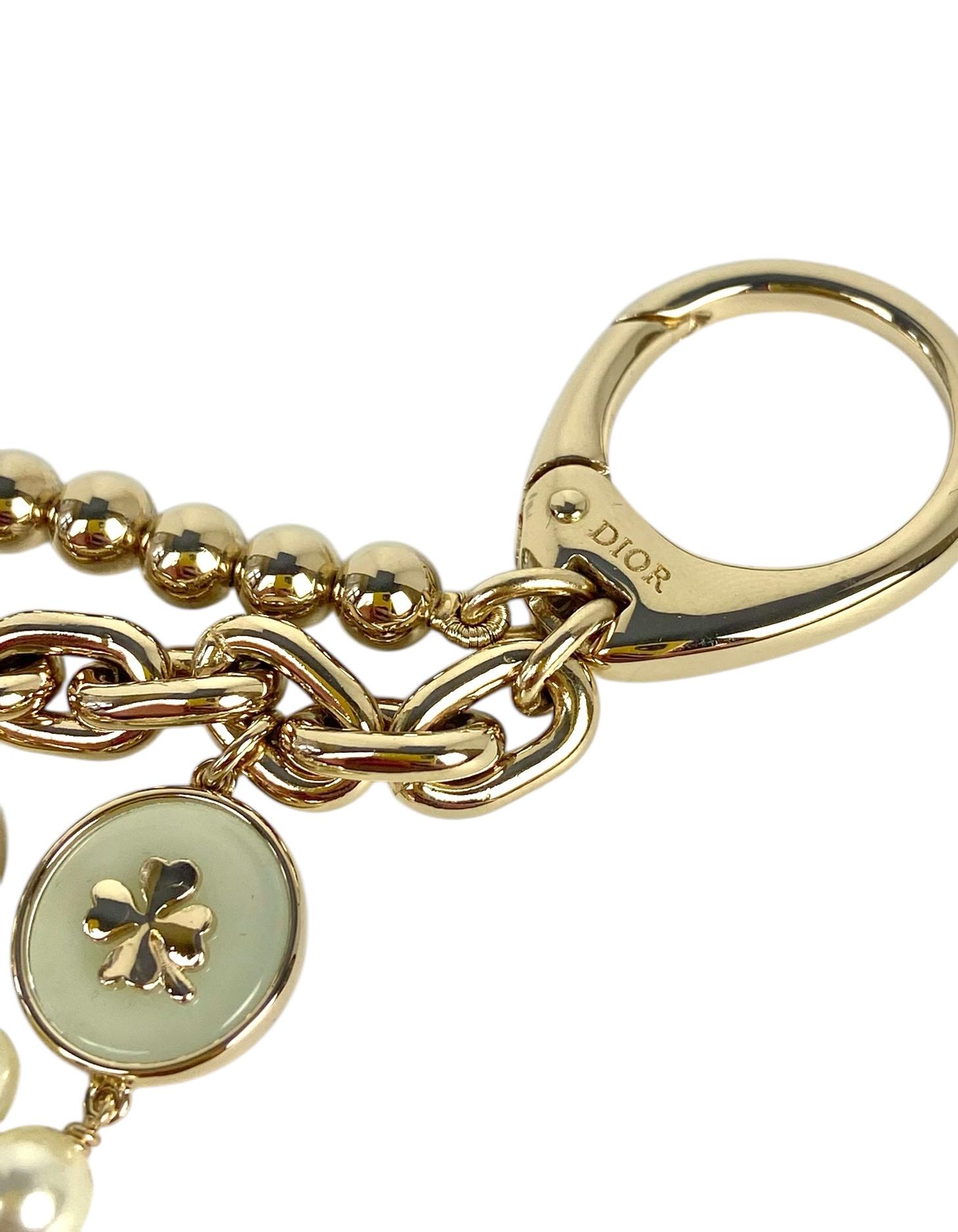 Beige Dior D-Luck Charm in oro con smalto di perle finte per la borsa in vendita