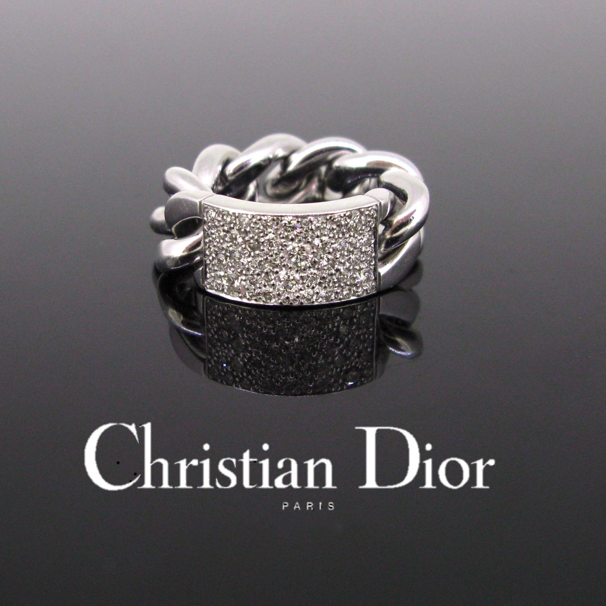 This modern ring is from the Gourmette Collection by DIOR. It is the large model. It is paved with 56 brilliant cut diamonds. The chain is in very good condition. It is in 18kt white gold and controlled with the French eagle’s head. It is size 55.