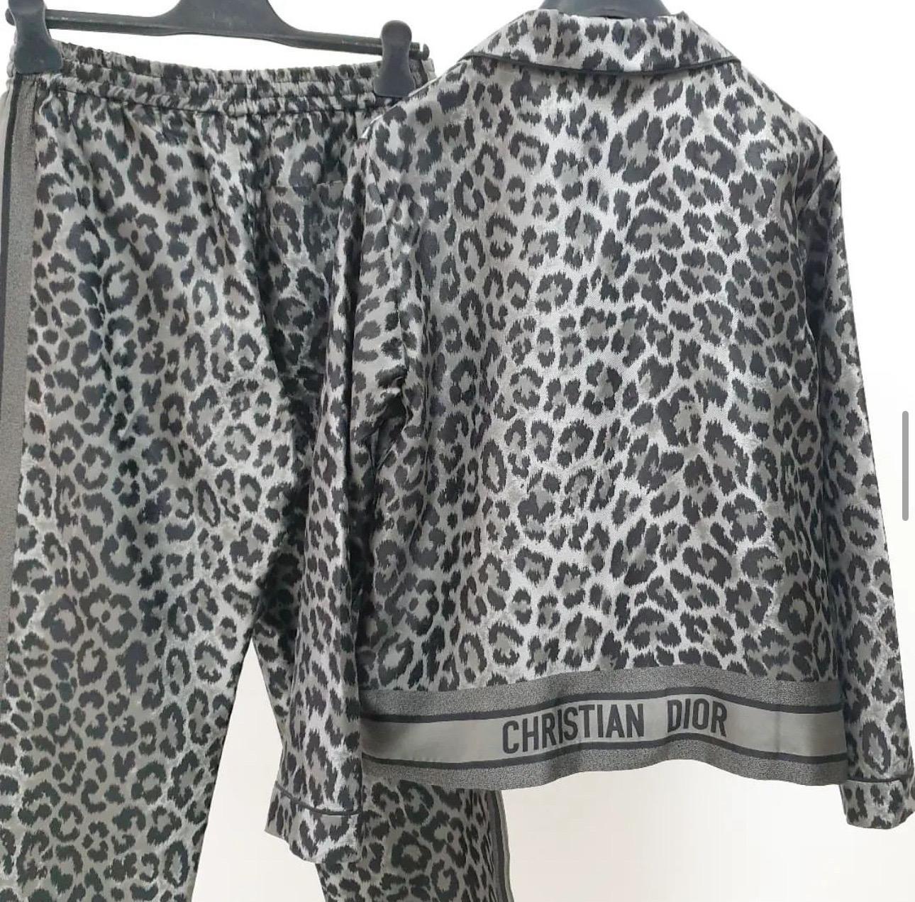 Costume pantalon gris imprimé léopard Dior  6
