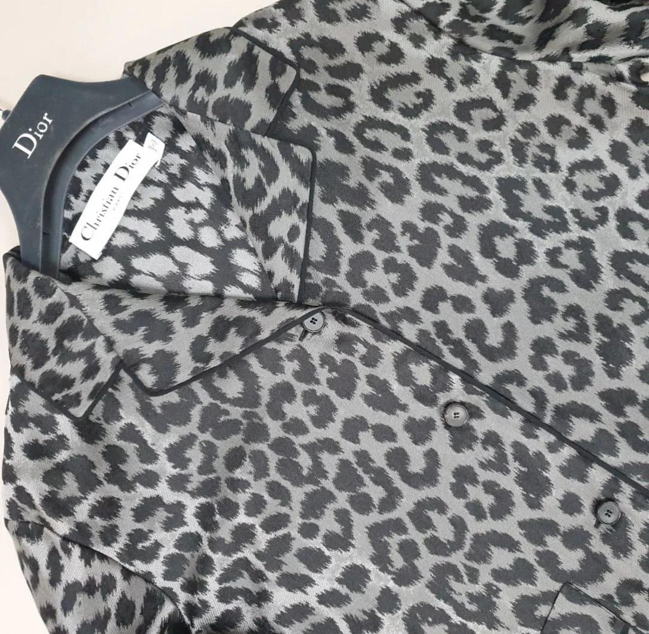 Costume pantalon gris imprimé léopard Dior  5