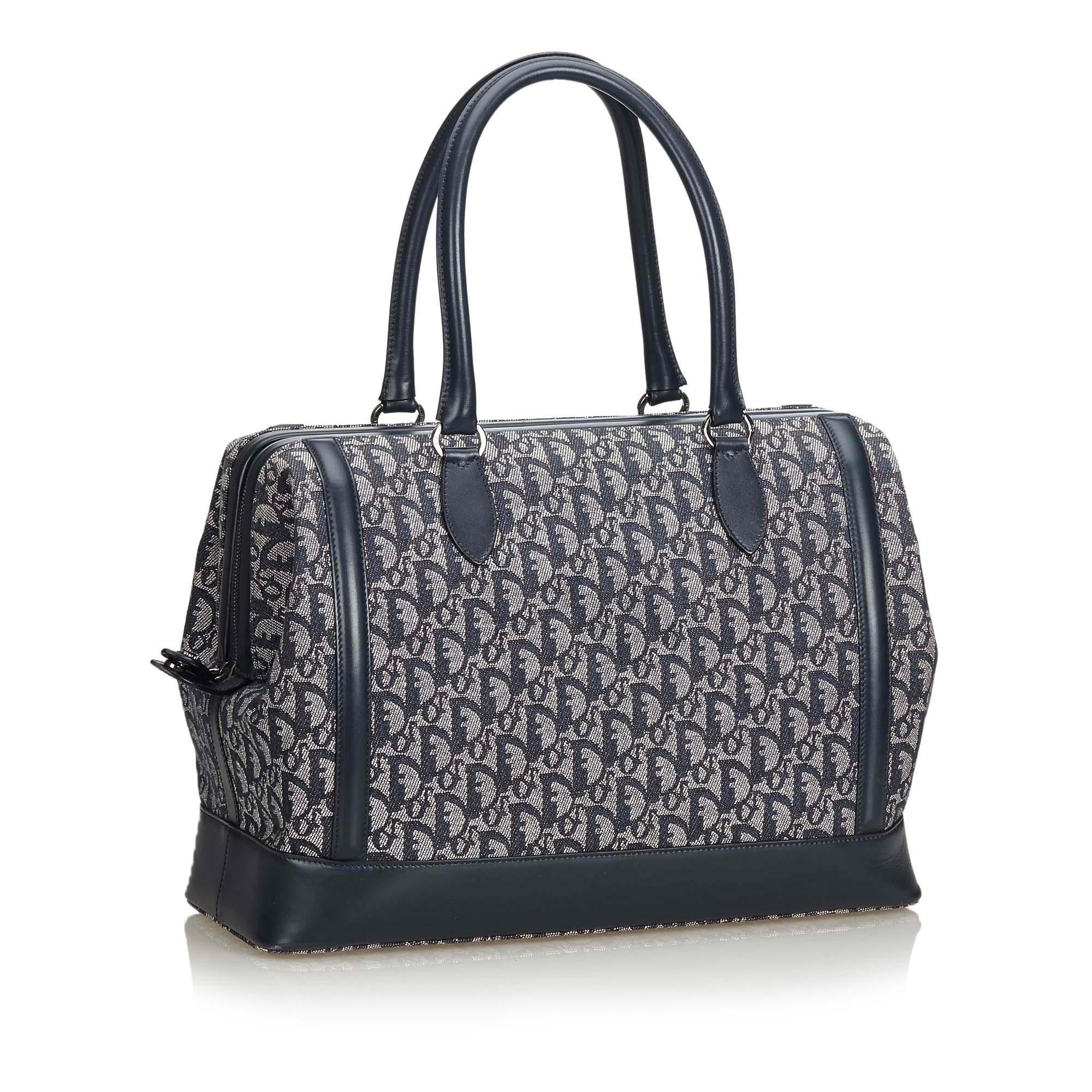 This travel bag features a canvas body with leather trim, rolled leather handles, a top zip closure, and an interior zip pocket. It carries as B+ condition rating.

Inclusions: 
Dust Bag

Dimensions:
Length: 30.00 cm
Width: 40.00 cm
Depth: 17.00