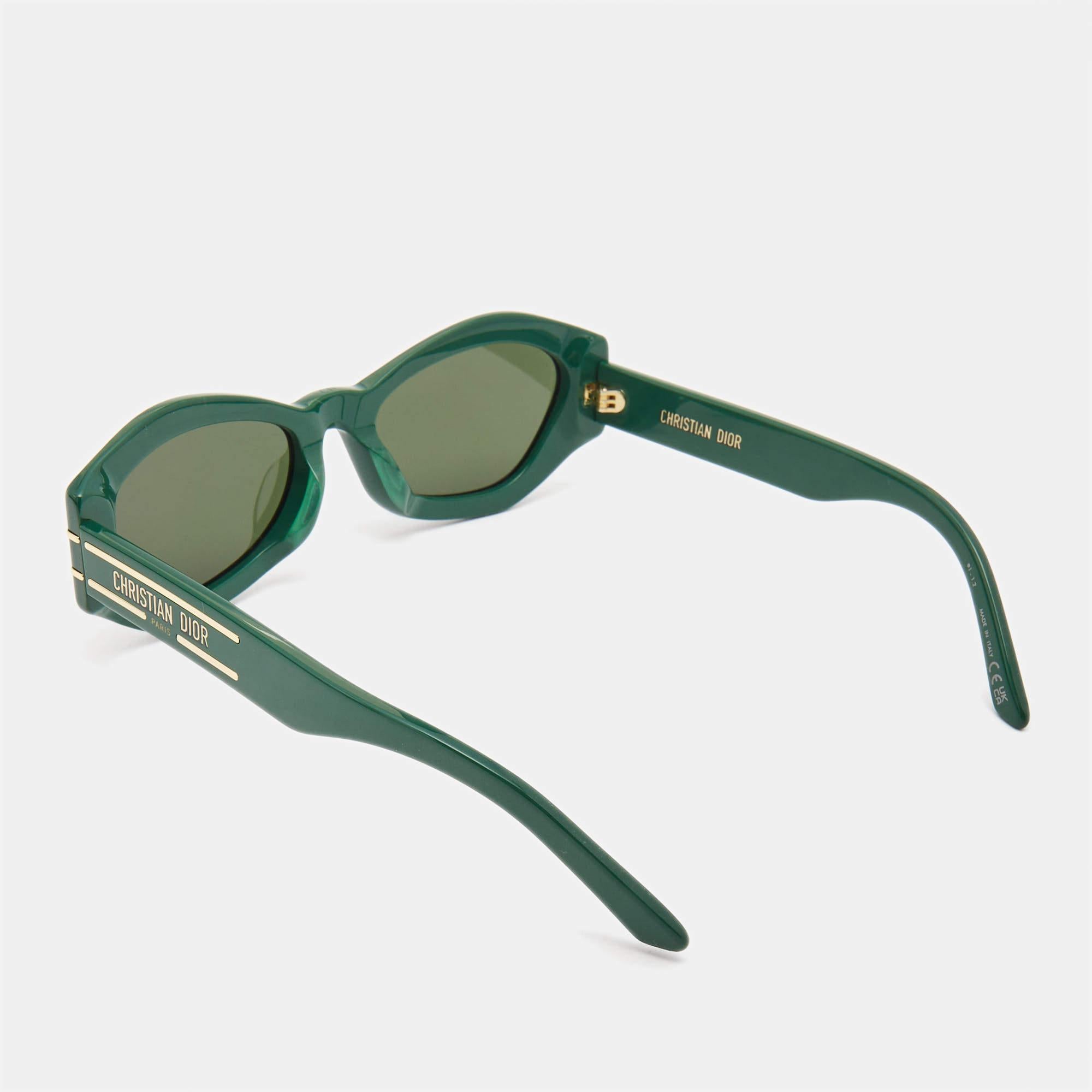Auch mit Ihren Accessoires können Sie den richtigen Stil unterstreichen. Entscheiden Sie sich für Kreationen wie diese stilvolle Sonnenbrille von Dior, die genau das für Sie tut. Dieses Paar in einem schmeichelhaften Rahmen ist ein Kauf, von dem Sie