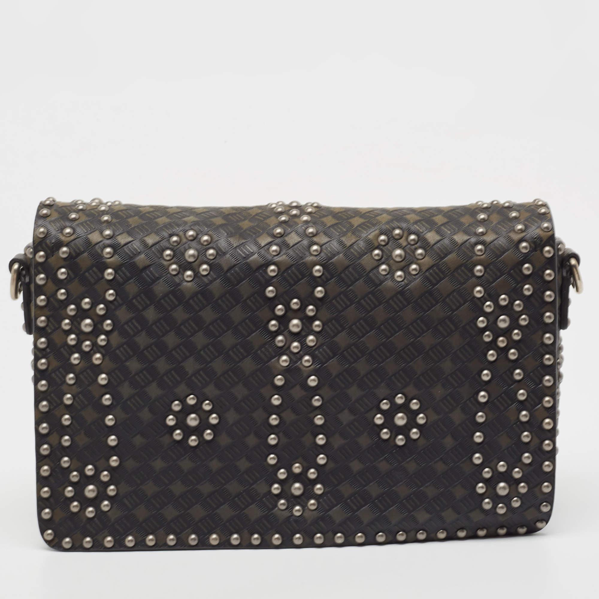 Dior never ceases to startle us with their refreshing collections of amazing bags. This Dio(r)evolution bag is yet another thoughtful design from the house of Dior. Crafted with leather in a flap style, it profiles studs all over and a silver-tone