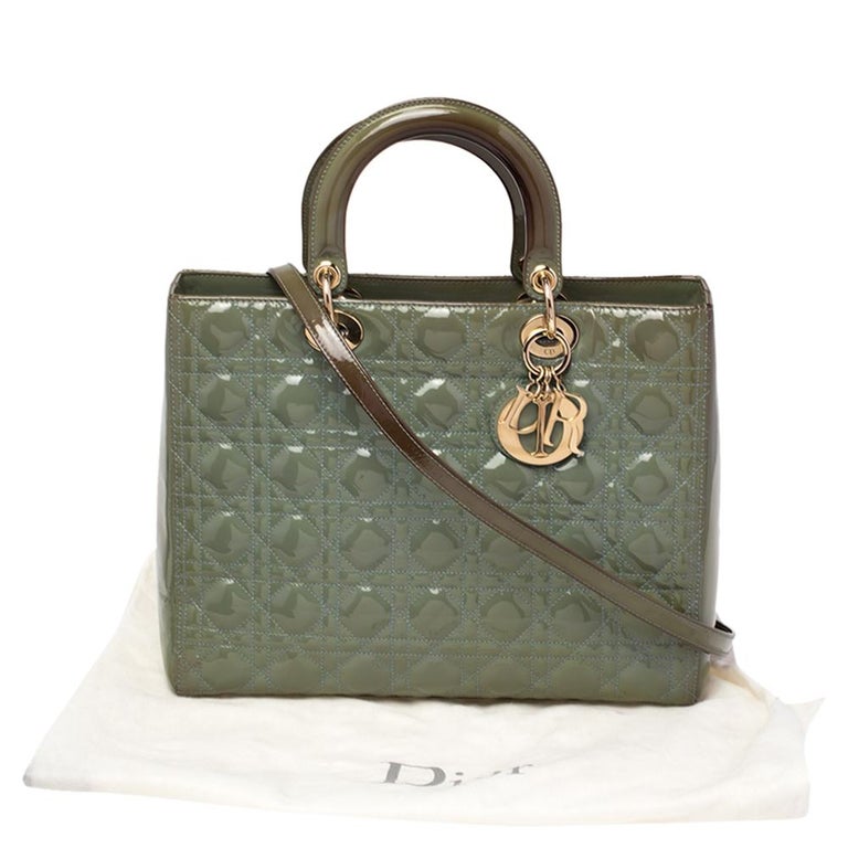 Dior - Grand sac cabas Lady Dior en cuir verni vert cannage sur 1stDibs
