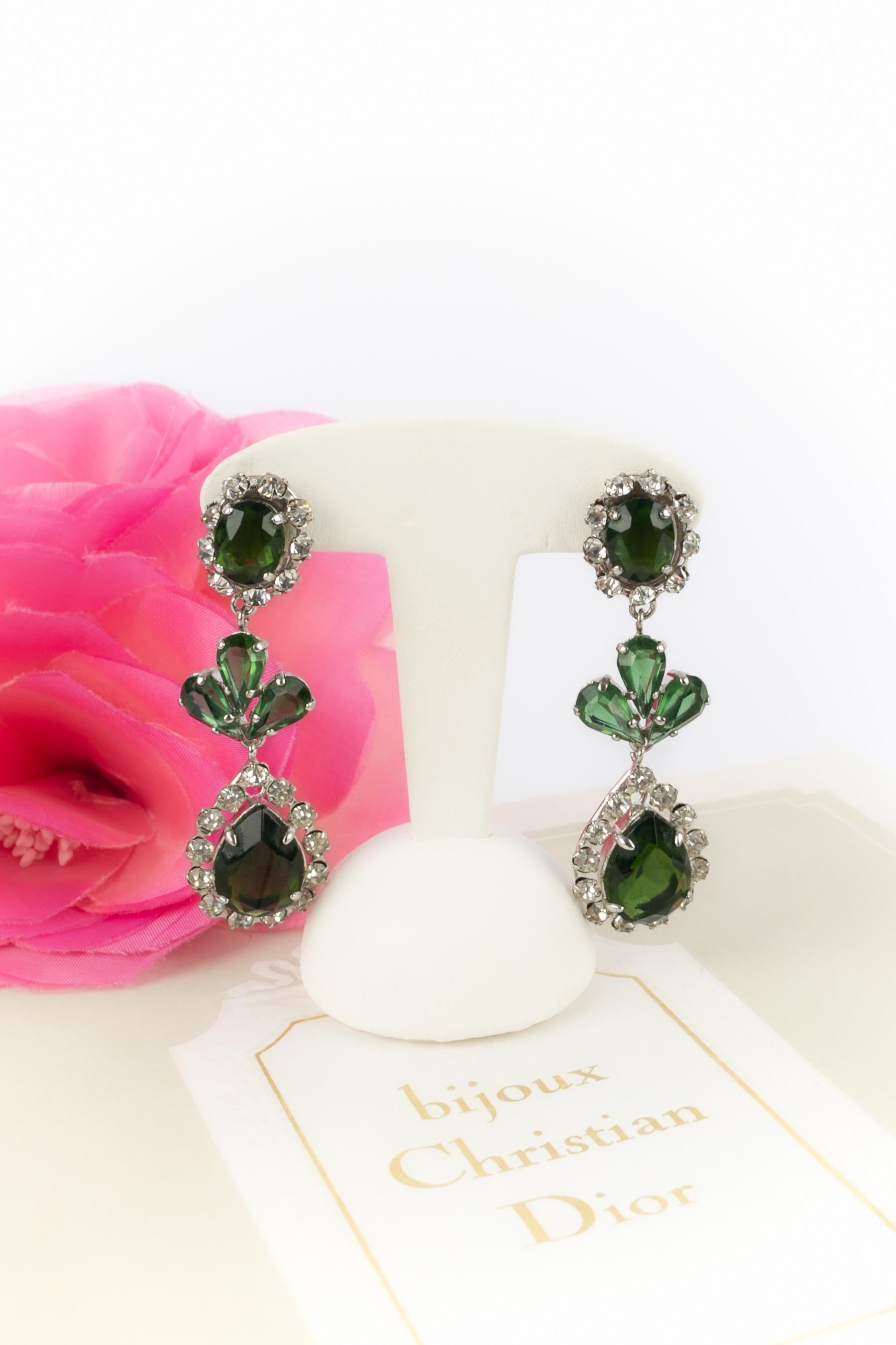 DIOR - (Made in Germany) Orecchini a clip in metallo argentato con strass verdi. Una Collection'S del 1958.

Condizioni:
Ottime condizioni

Dimensioni:
Lunghezza: 5.5 cm

SKU:BO445