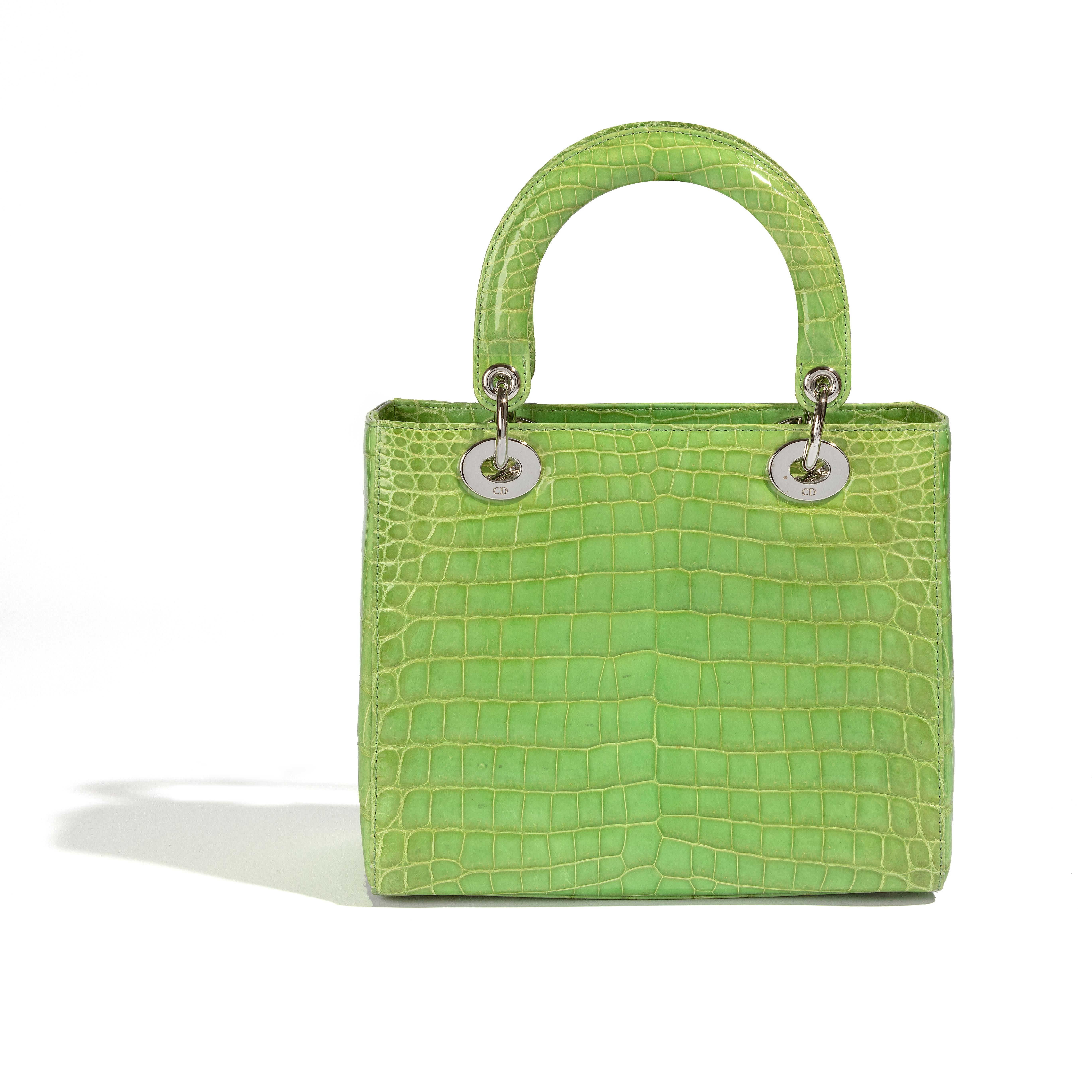Sac à main Lady Dior en édition limitée, vert et argenté. Le sac est doté d'un compartiment unique et d'une poche intérieure zippée. Il est doté d'une poignée à double structure et est en excellent état.

Tous les articles ont été utilisés