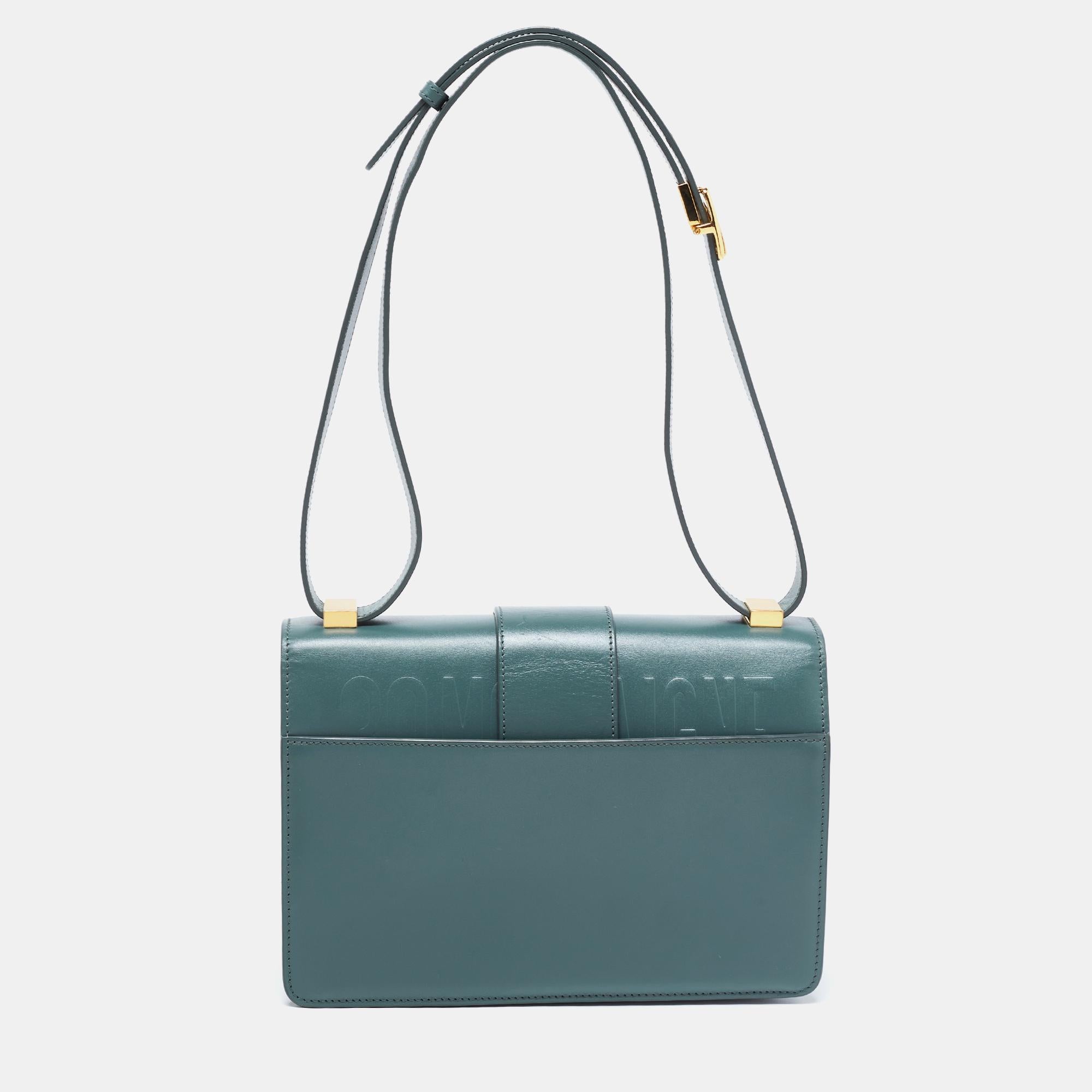 One of the most emblematic creations of the House of Dior is this gorgeous 30 Montaigne shoulder bag. Embellished with the signature CD accent on the front and crafted using green leather, this bag provides us with a neat leather interior and a