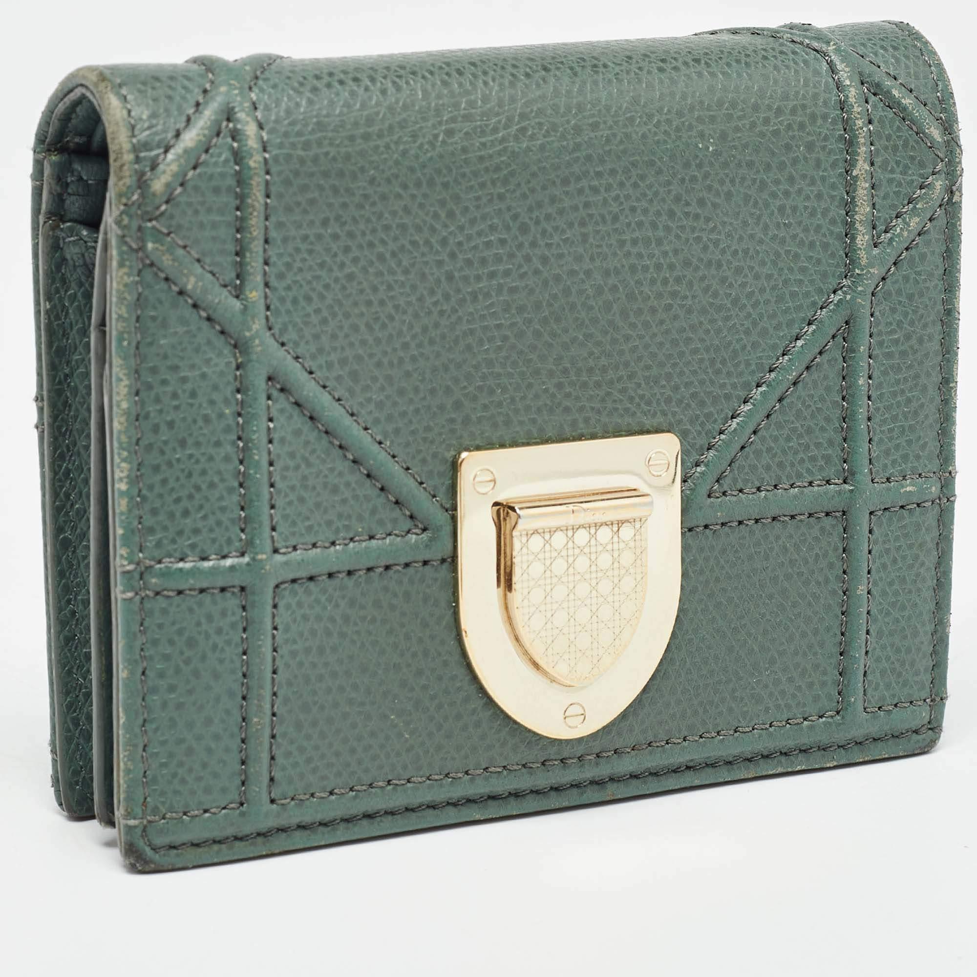 Portafoglio compatto Dior Diorama in pelle verde in vendita 1