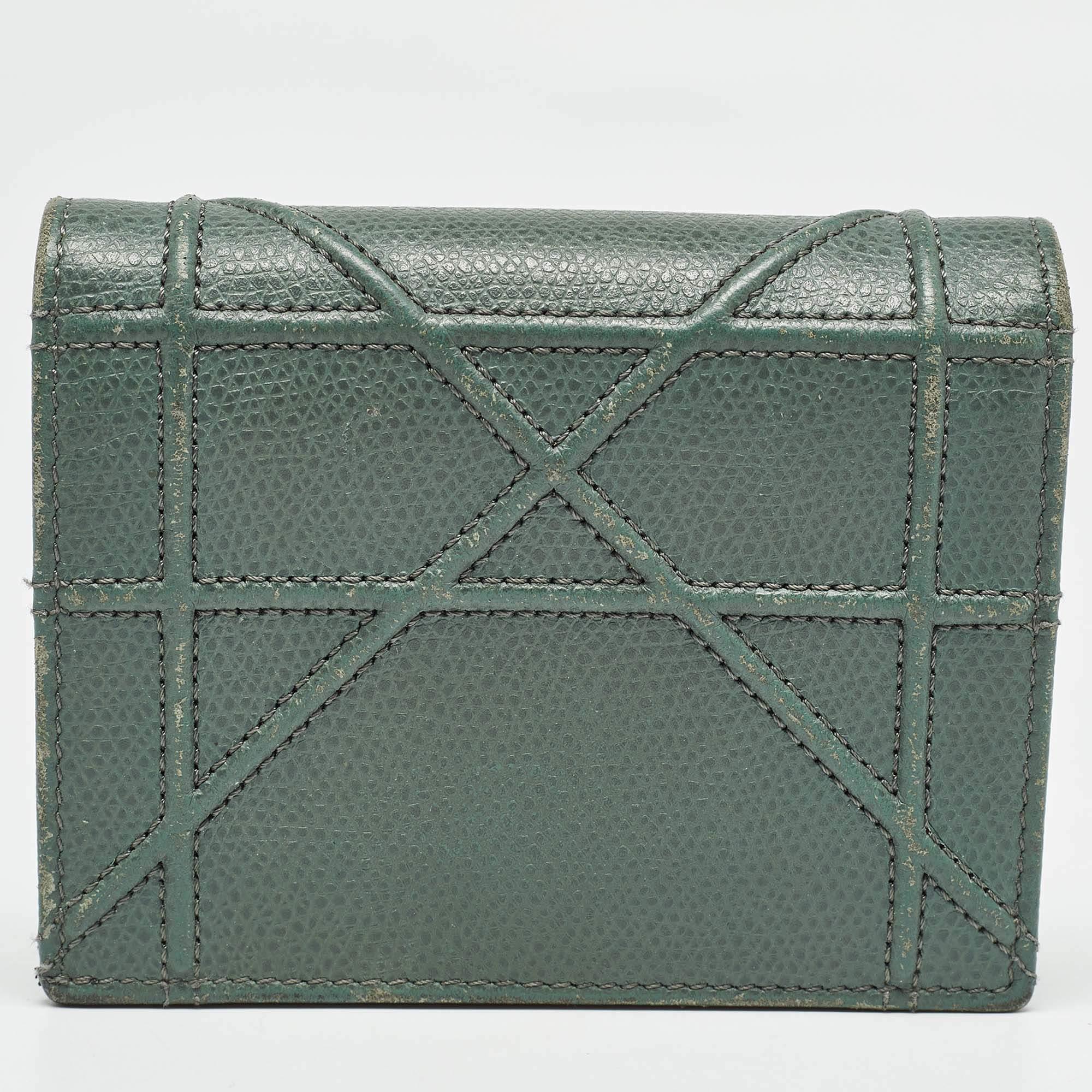 Portafoglio compatto Dior Diorama in pelle verde in vendita 2