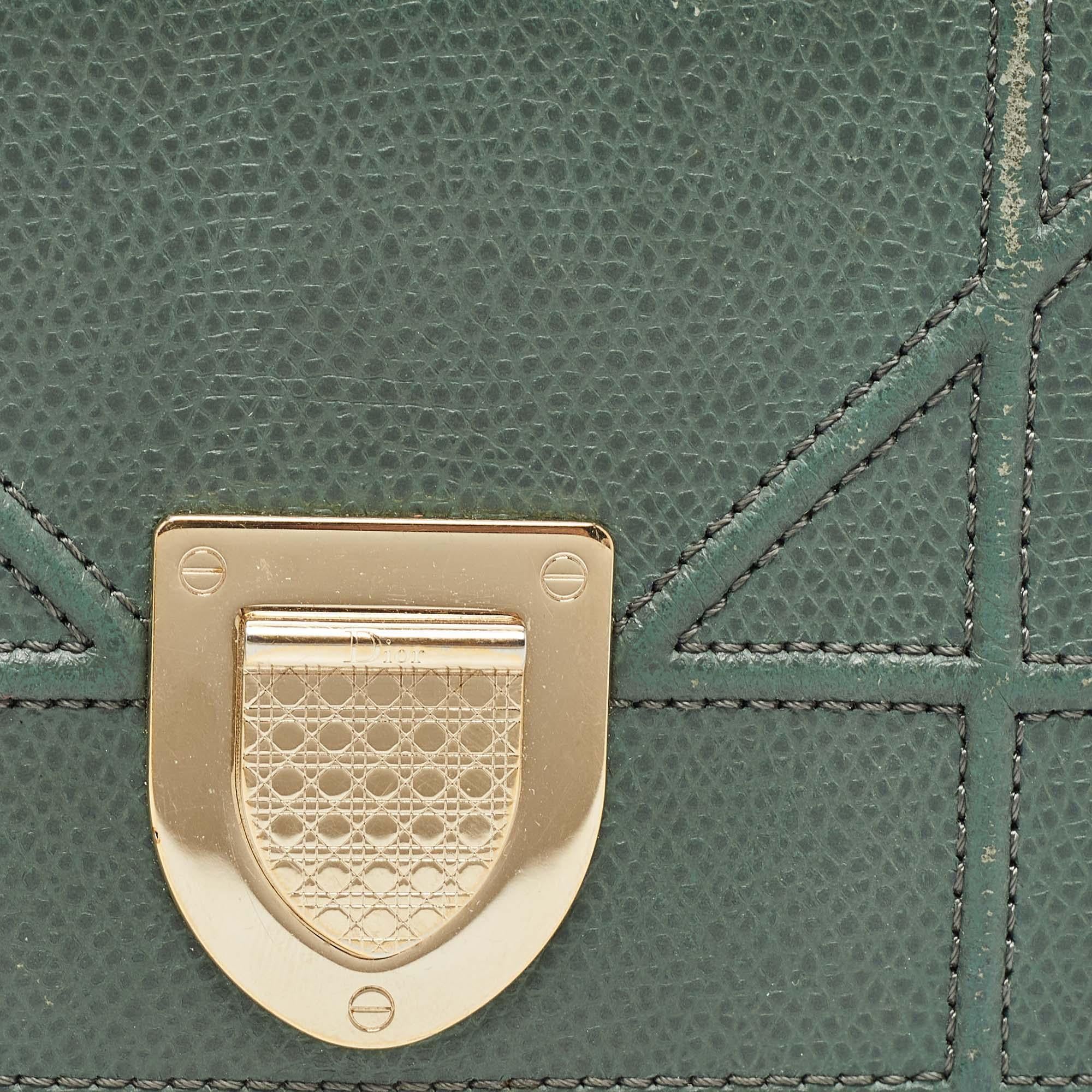 Portafoglio compatto Dior Diorama in pelle verde in vendita 3