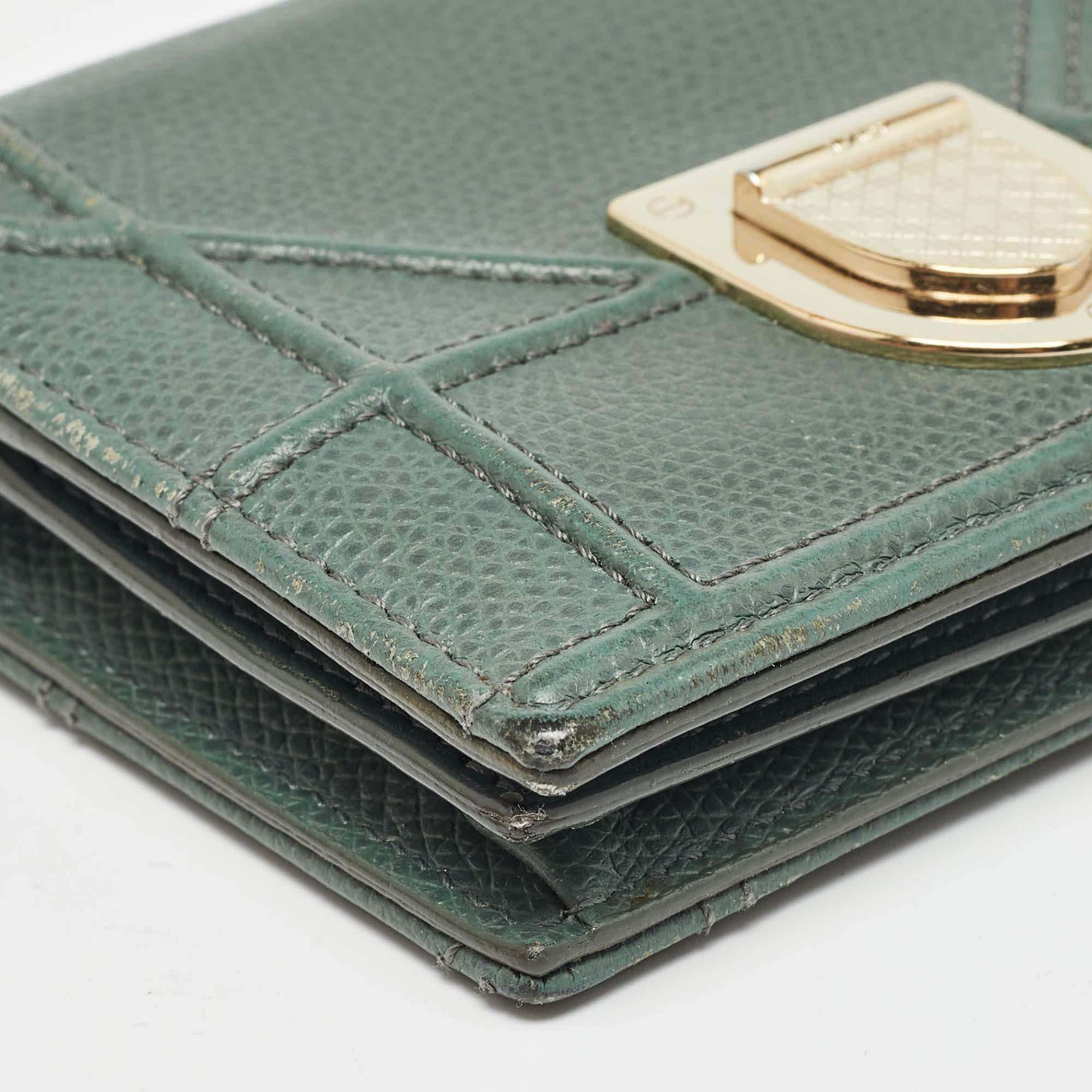 Portafoglio compatto Dior Diorama in pelle verde in vendita 4