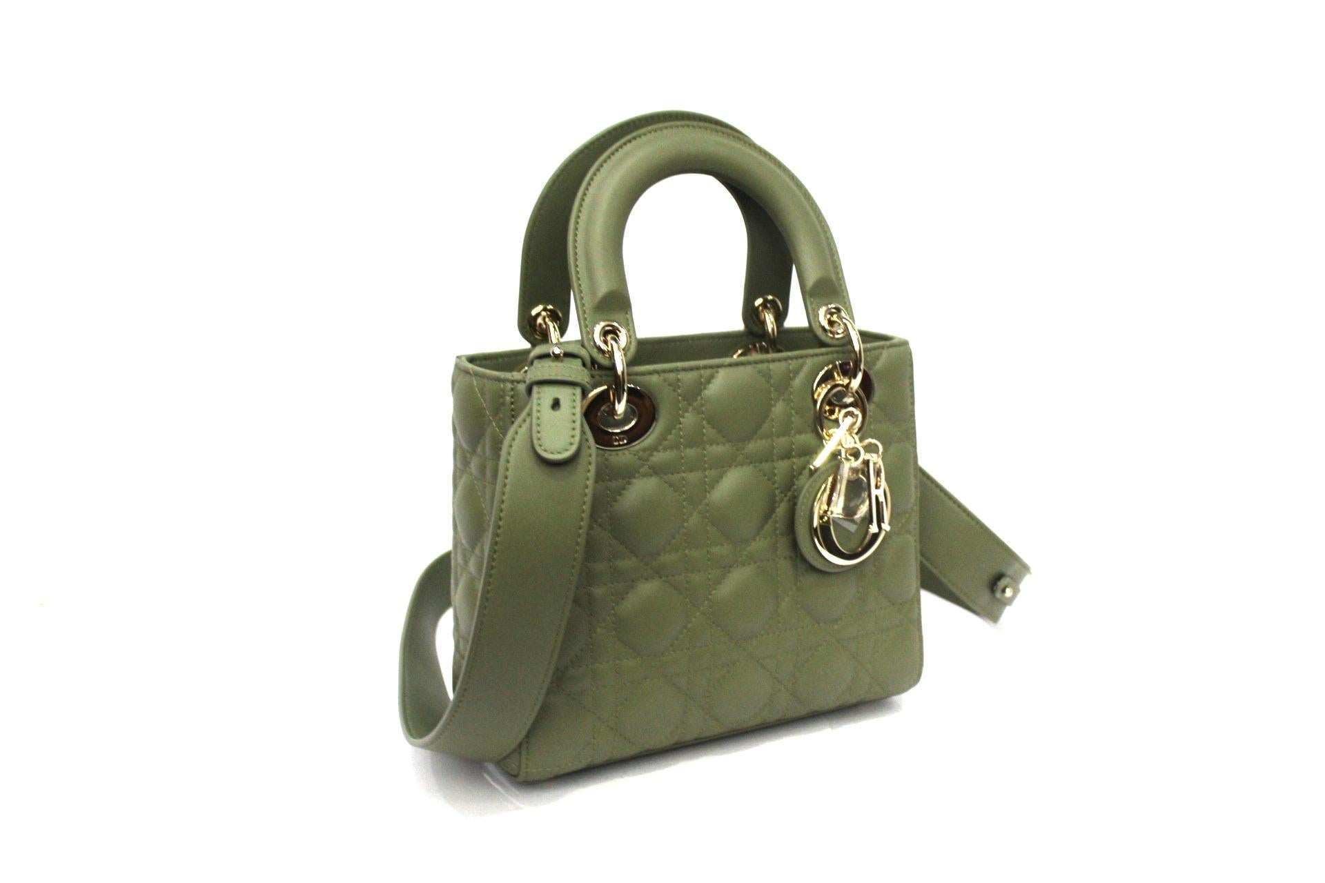 Dior Lady model bag made of green leather with silver hardware.
Equipped with top handle and removable shoulder strap. Internally capacious for the essentials. Like new condition.