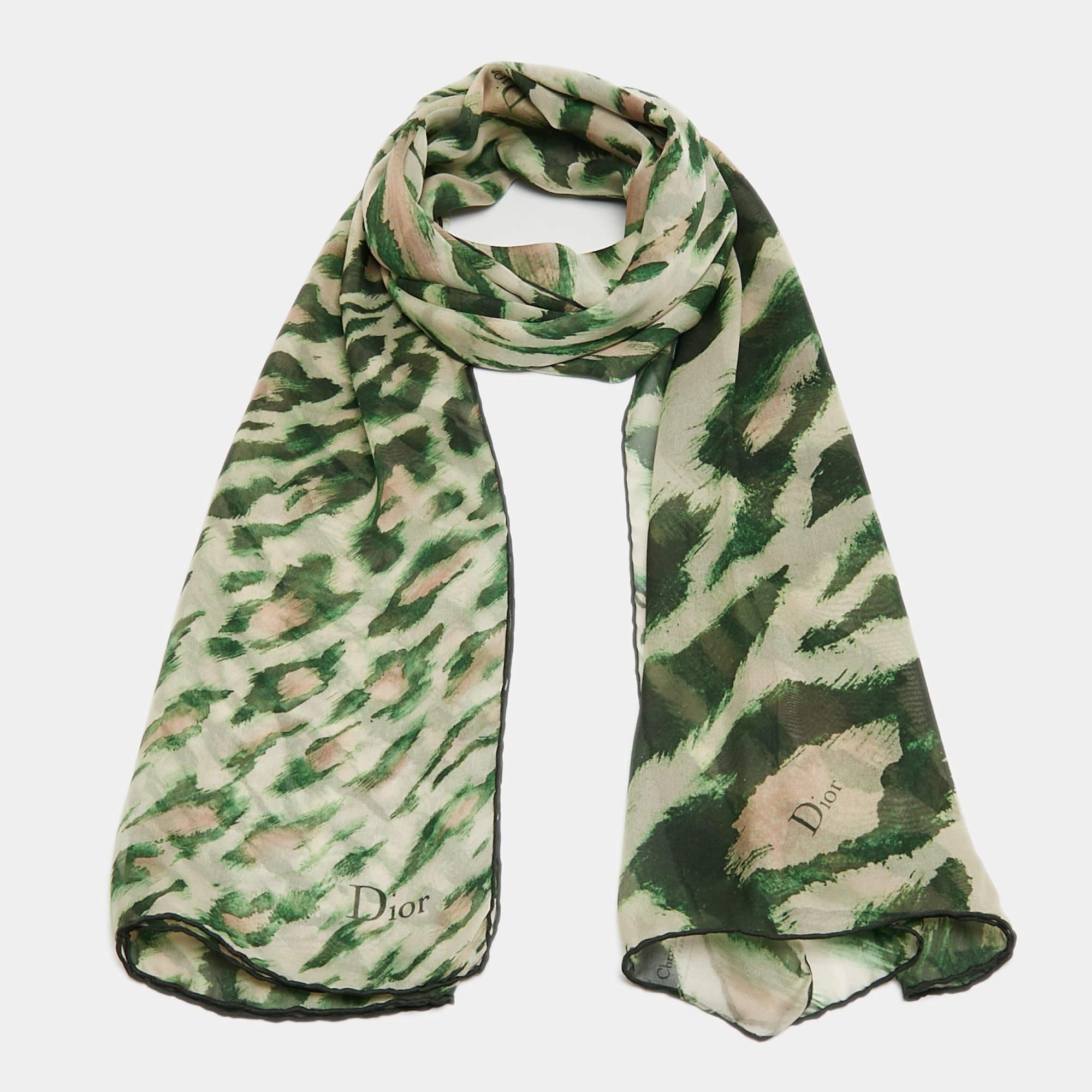 Classy and stylish are some words that come to our minds when we look at the scarf. The label brings you this versatile creation made from luxurious materials that you style with many outfits.
