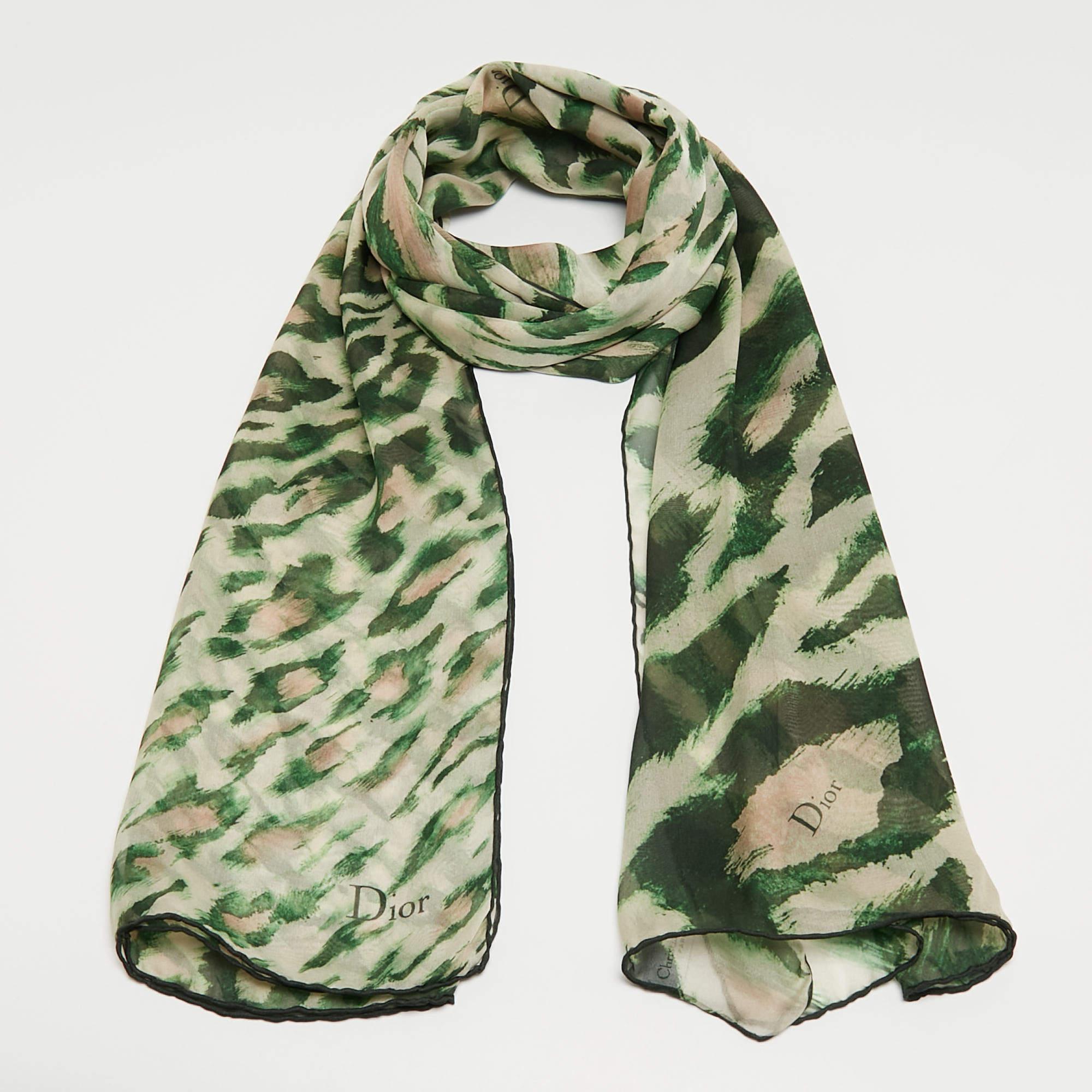 This lovely scarf is a fun way to accessorize your casual outfits and statement totes. This scarf from Dior features an interesting design. It is cut from smooth fabric and will elevate all your looks.