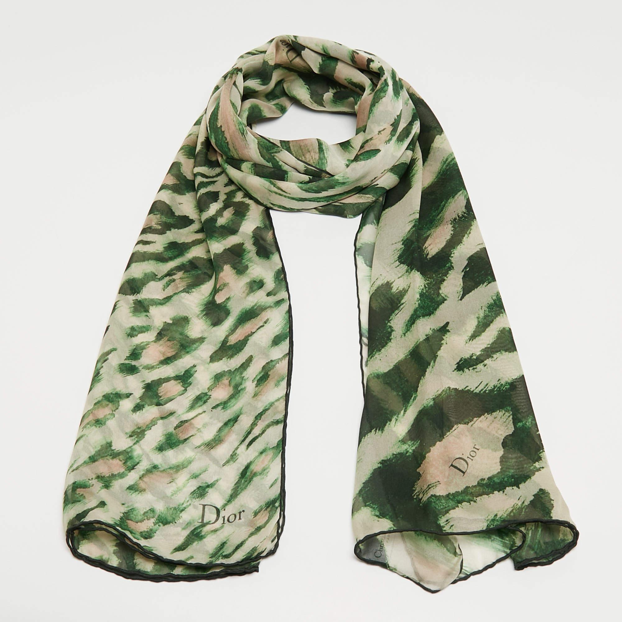 This lovely scarf is a fun way to accessorize your casual outfits and statement totes. This scarf from Dior features an interesting design. It is cut from smooth fabric and will elevate all your looks.


