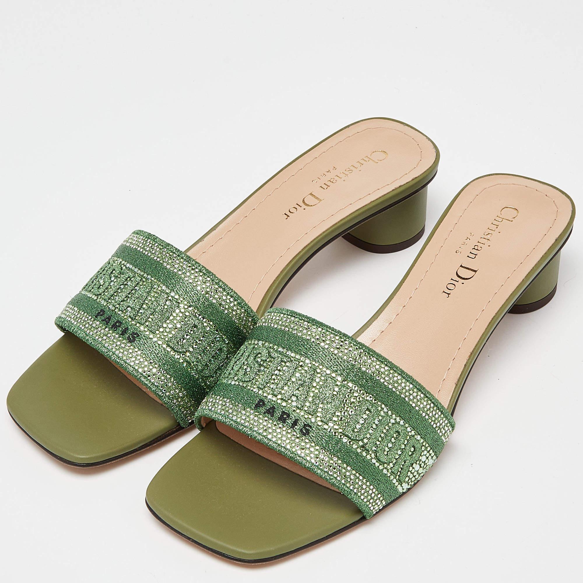 These sandals will frame your feet in an elegant manner. Crafted from quality materials, they display a classy design and comfortable insoles.

Includes: Original Dustbag, Branded Box