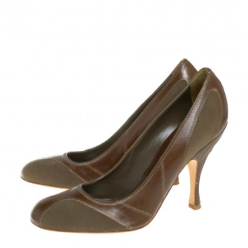 It's a simple pump that Dior elevates to form this design. Fashioned using mesh and leather into an elegant round-toe silhouette, the green pumps are set on leather-lined insoles and 10.5 cm heels. Get this pair now!