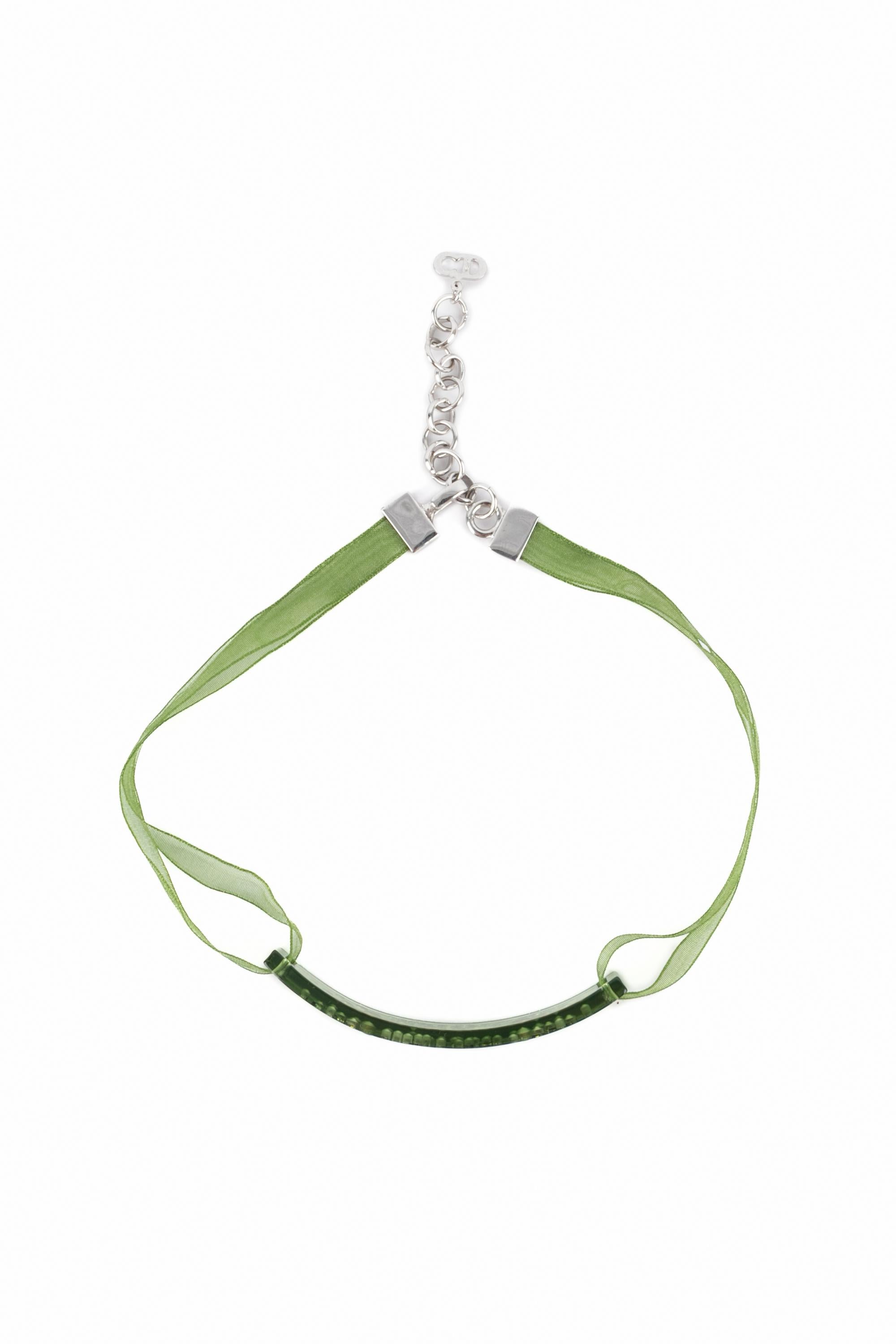 DIOR - (Made in France) Collana corta in metallo argentato con un nastro verde.

Condizioni:
Ottime condizioni

Dimensioni:
Lunghezza: da 30 a 35 cm

SKU:BC107