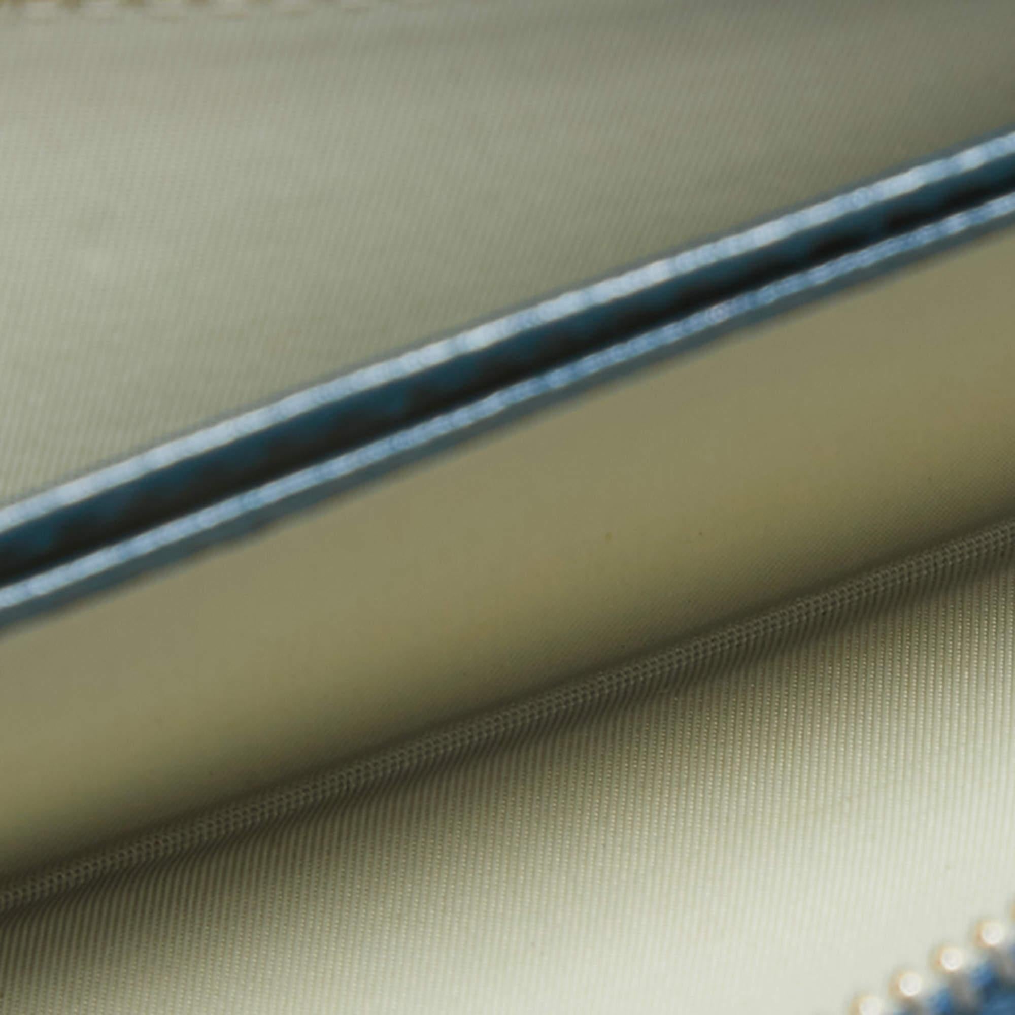 This classy Dior green wallet brings along a touch of luxury and immense style. It comes perfectly crafted to neatly carry your cards and cash.