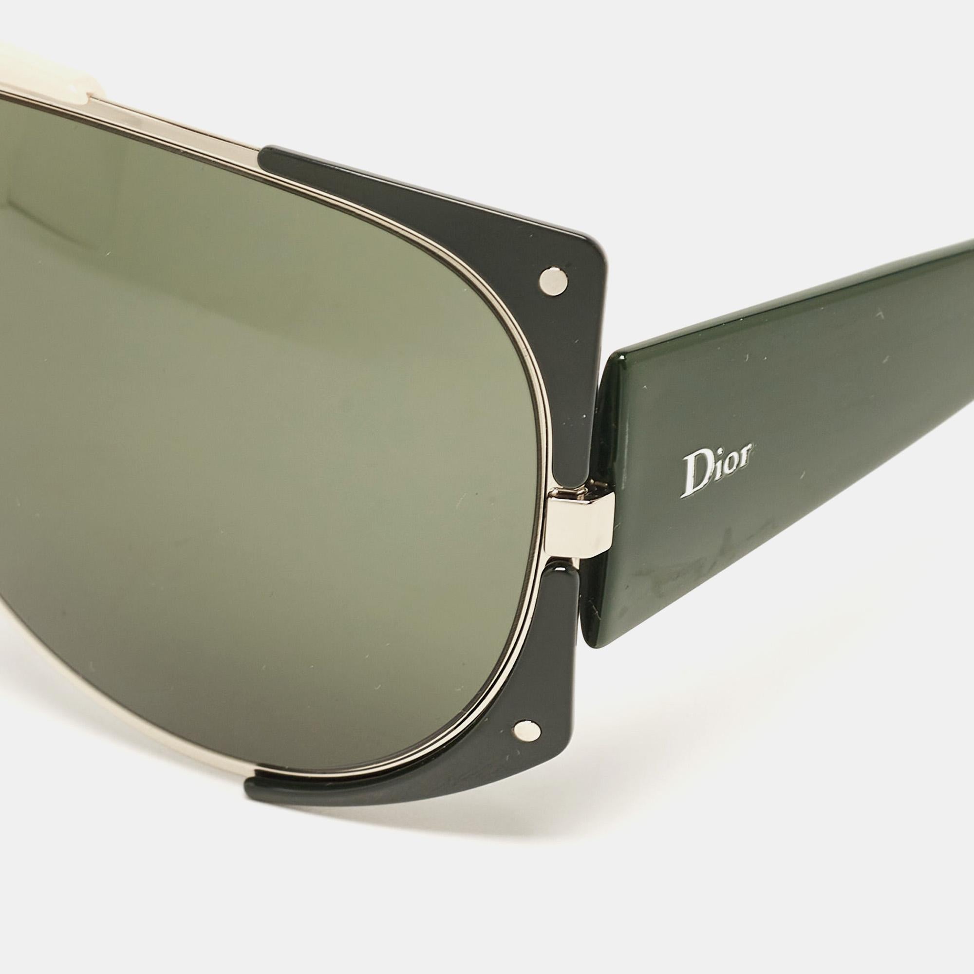 Eine auffällige Sonnenbrille von Dior ist mit Sicherheit ein wertvoller Kauf. Mit ihrem trendigen Rahmen und den augenschonenden Gläsern ist die Sonnenbrille ideal für den ganzen Tag.

Enthält: Original Etui