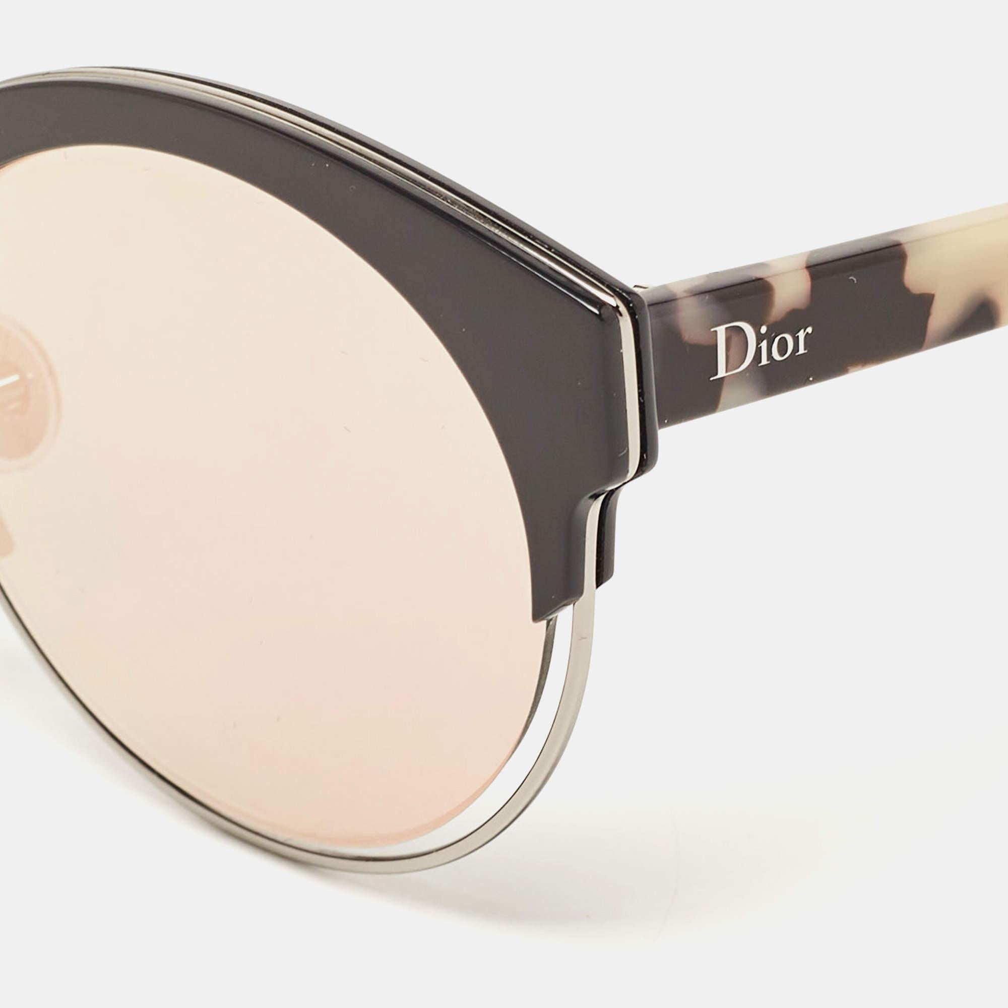 A fashionista like you deserves the best, like these sunglasses from Dior. Styled to express your style eloquently, these sunglasses feature the signature on the sides. While its design makes you stand out, the lenses protect your eyes.

Includes: