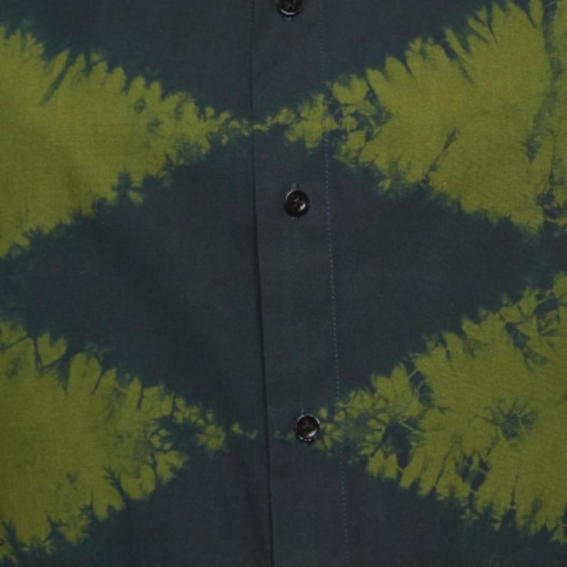 Como las camisas son una parte indispensable del vestuario, Dior te trae una creación tan versátil como elegante. Se ha confeccionado en un tejido de alta calidad para ofrecer un aspecto y un ajuste con clase.