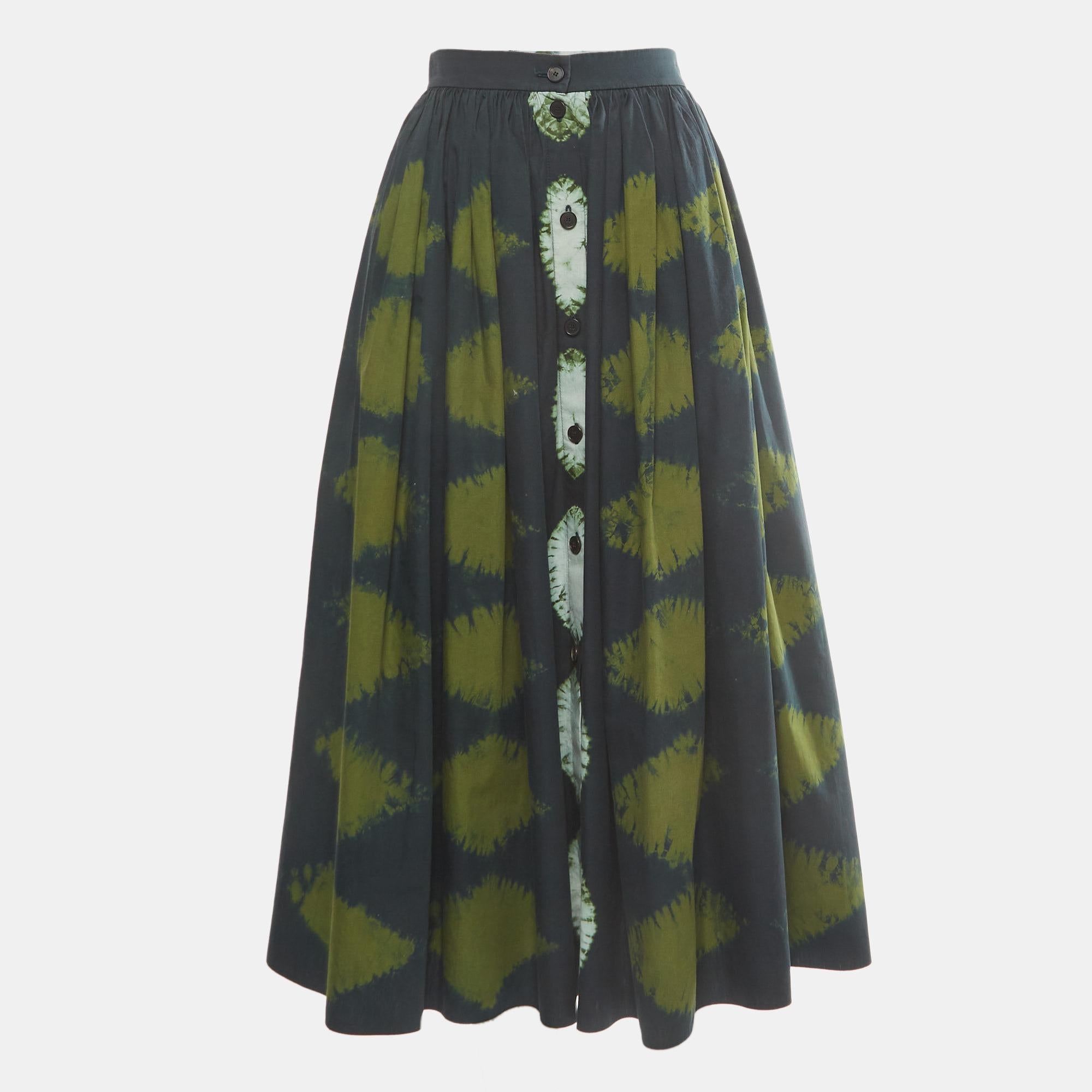 This elegant Dior midi skirt is worth adding to your closet! Crafted from fine materials, it is exquisitely designed into a flattering shape.

