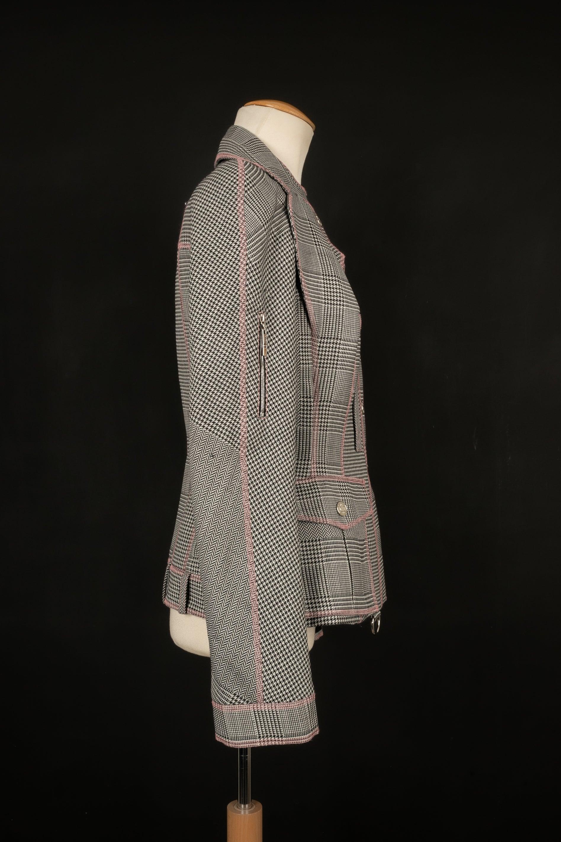 Dior- (Made in France) Ensemble en laine et soie gris et rose. La veste indique un 40FR et le haut un 38FR. Collectional printemps-été 2005 sous la direction artistique de John Galliano.

Informations complémentaires :
Condit : Très bon
