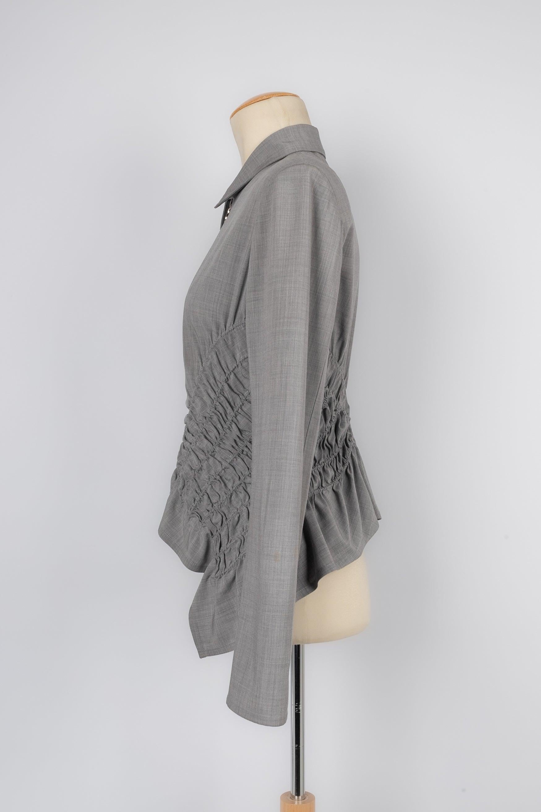 Dior - (Made in France) Grey blended wool short jacket. Size 40FR. 2001 Spring-Summer Ready-to-Wear Collection under the artistic direction of John Galliano.

Additional information:
Condition: Very good condition
Dimensions: Shoulder width: 40 cm -