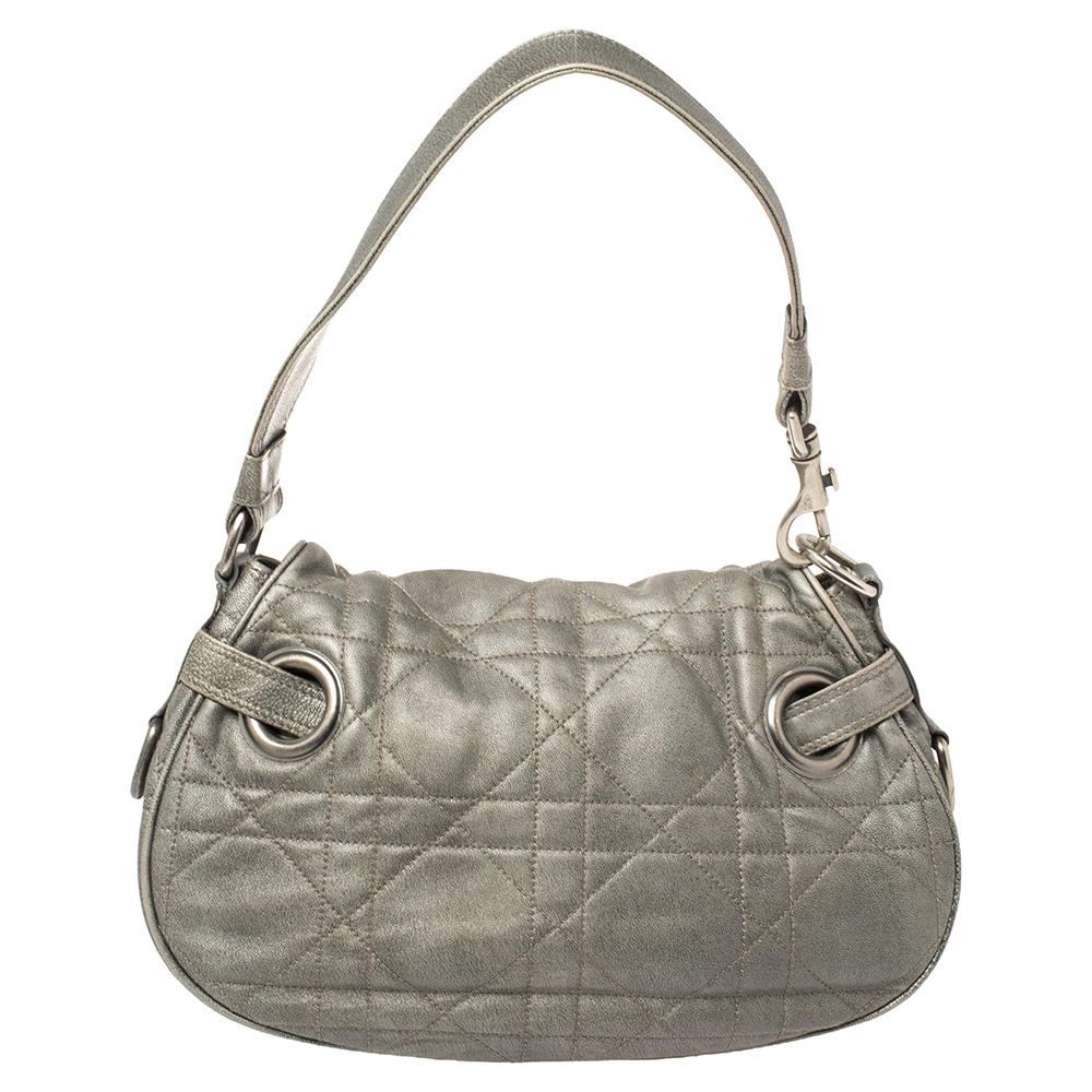 Mit ihrer klassischen Hobo-Silhouette ist die Tasche von Dior ein modisches und funktionales Accessoire, das Sie gerne besitzen werden. Die aus Leder gefertigte Cannage Stepptasche in Grau verfügt über eine Klappe auf der Vorderseite, die einen