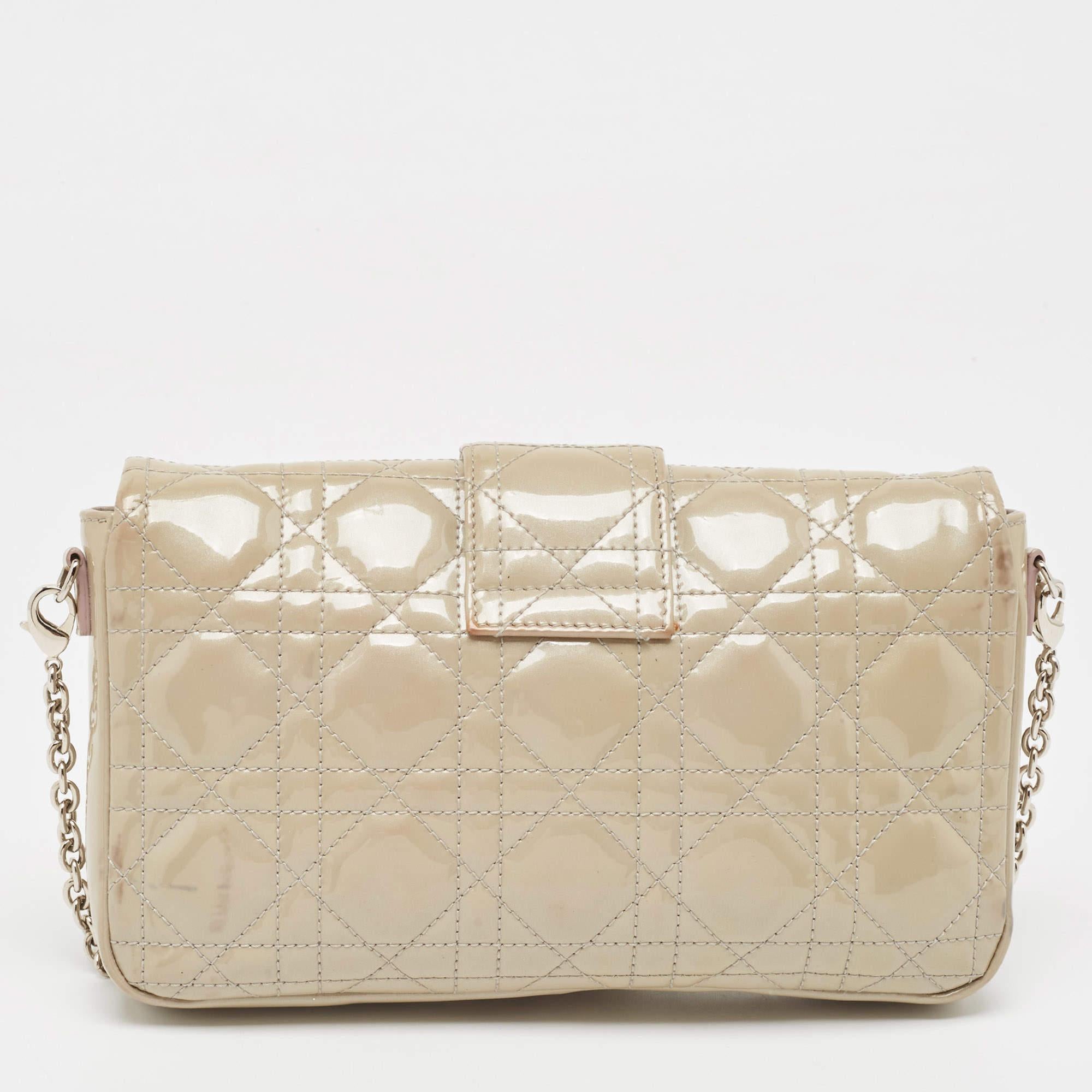 Eine klassische Handtasche verspricht dauerhafte Attraktivität und unterstreicht Ihren Stil immer wieder aufs Neue. Diese Tasche von Dior ist eine solche Kreation. Das ist ein guter Kauf.

