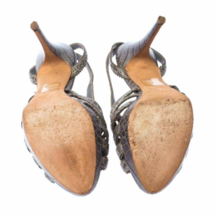 Gönnen Sie sich dieses schicke Paar Bonnie Sandalen aus dem Hause Dior. Sie sind aus Krokodilleder gefertigt und verfügen über eine Riemenfront mit Knöchelriemen und Schnallenverschluss, an dem ein D-Charme baumelt. Sie sind auf 12.5 cm hohen