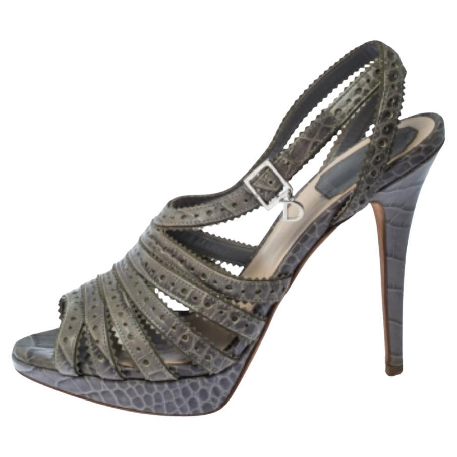 Dior Grau Krokodil Bonnie Riemchen Peep Toe Plateau Sandalen Größe 38.5 im Angebot