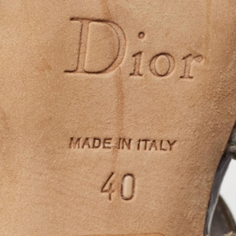 Questi sandali incorniceranno i tuoi piedi in modo elegante. Realizzate con materiali di qualità, presentano un design di classe e solette confortevoli.