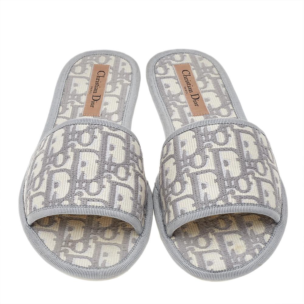Flaunting the emblematic Oblique pattern on the exterior, these Chez Moi sandals from Dior represent the symbolic beauty and aesthetic of the brand. Their structure is crafted using grey fabric and is made in an effortless slip-on style. Spend the
