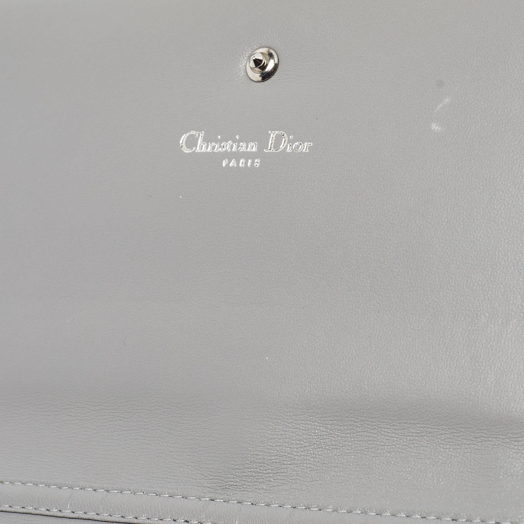 Dior Portefeuille Diorama en cuir gris sur chaîne en vente 8
