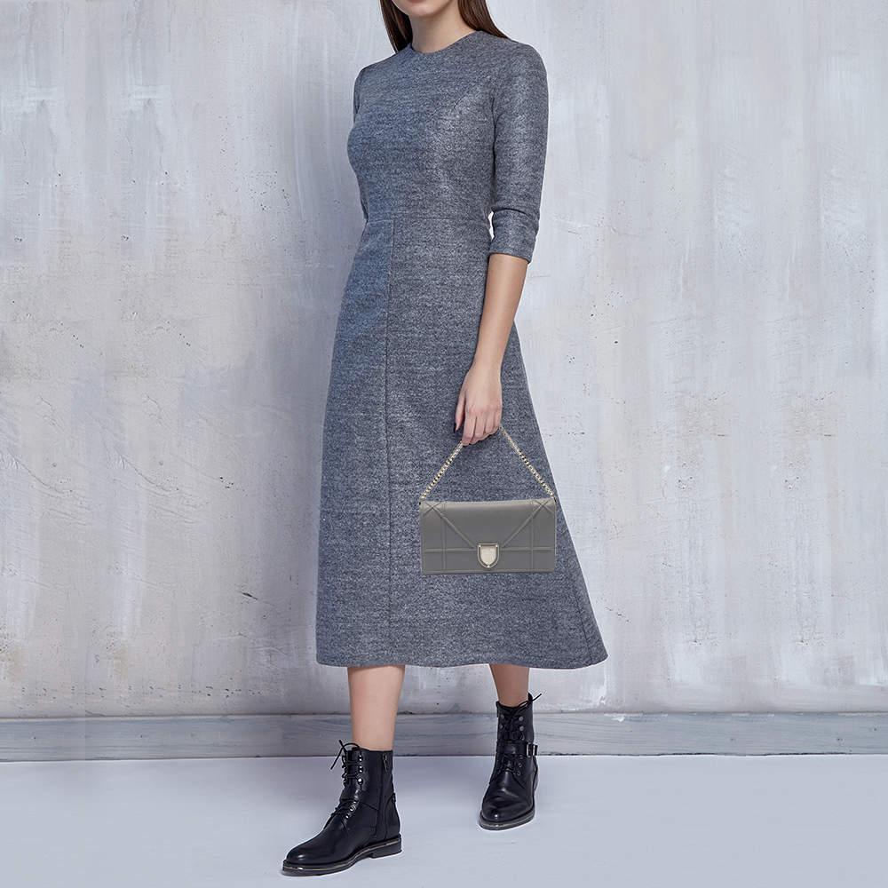 The Diorama embodies refined shape and celebrates femininity through its artistic design. The signature Cannage pattern and the studs in silver tone bring out the appeal of this Dior WOC. Made from leather the chain shoulder strap makes it a