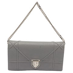 Dior Portefeuille Diorama en cuir gris sur chaîne