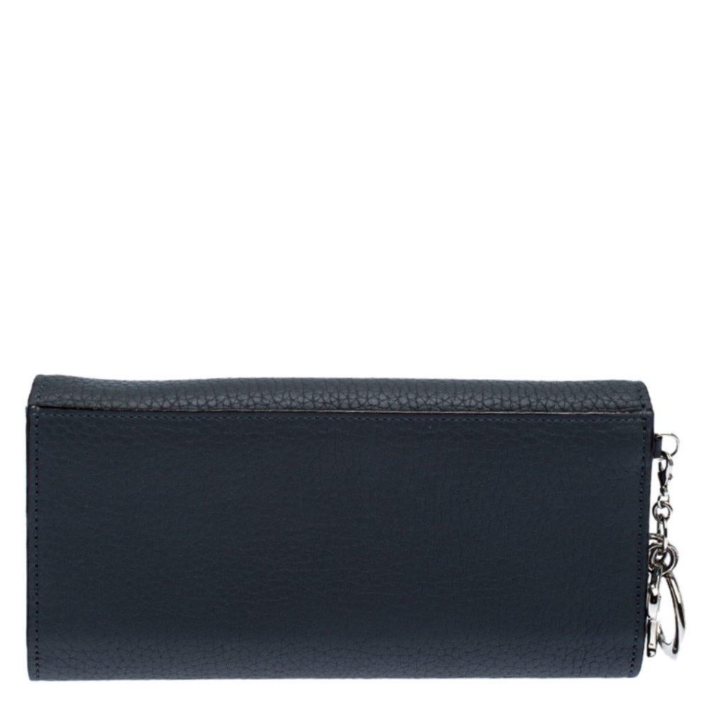 This Dior wallet will help you store your cards and cash in style. Made from leather, it features silver-tone Dior charms contrasting with the grey shade. Its envelope design has a snap-enclosed flap closure that opens up to a leather and