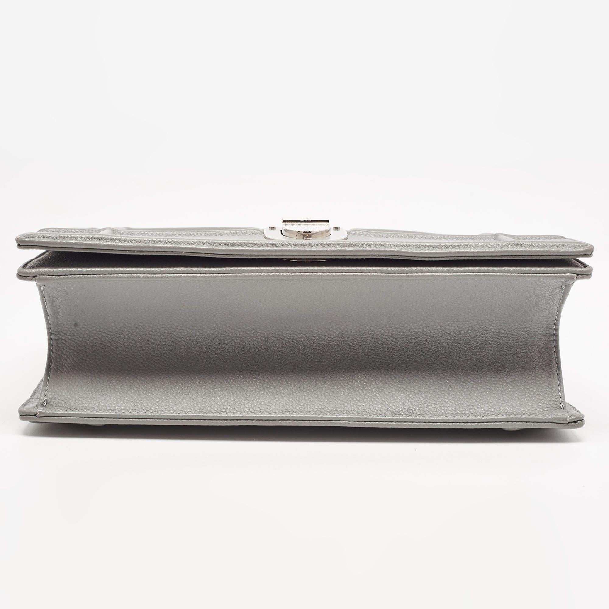Diorama Medium Diorama Umhängetasche aus grauem Leder mit Klappe im Angebot 11
