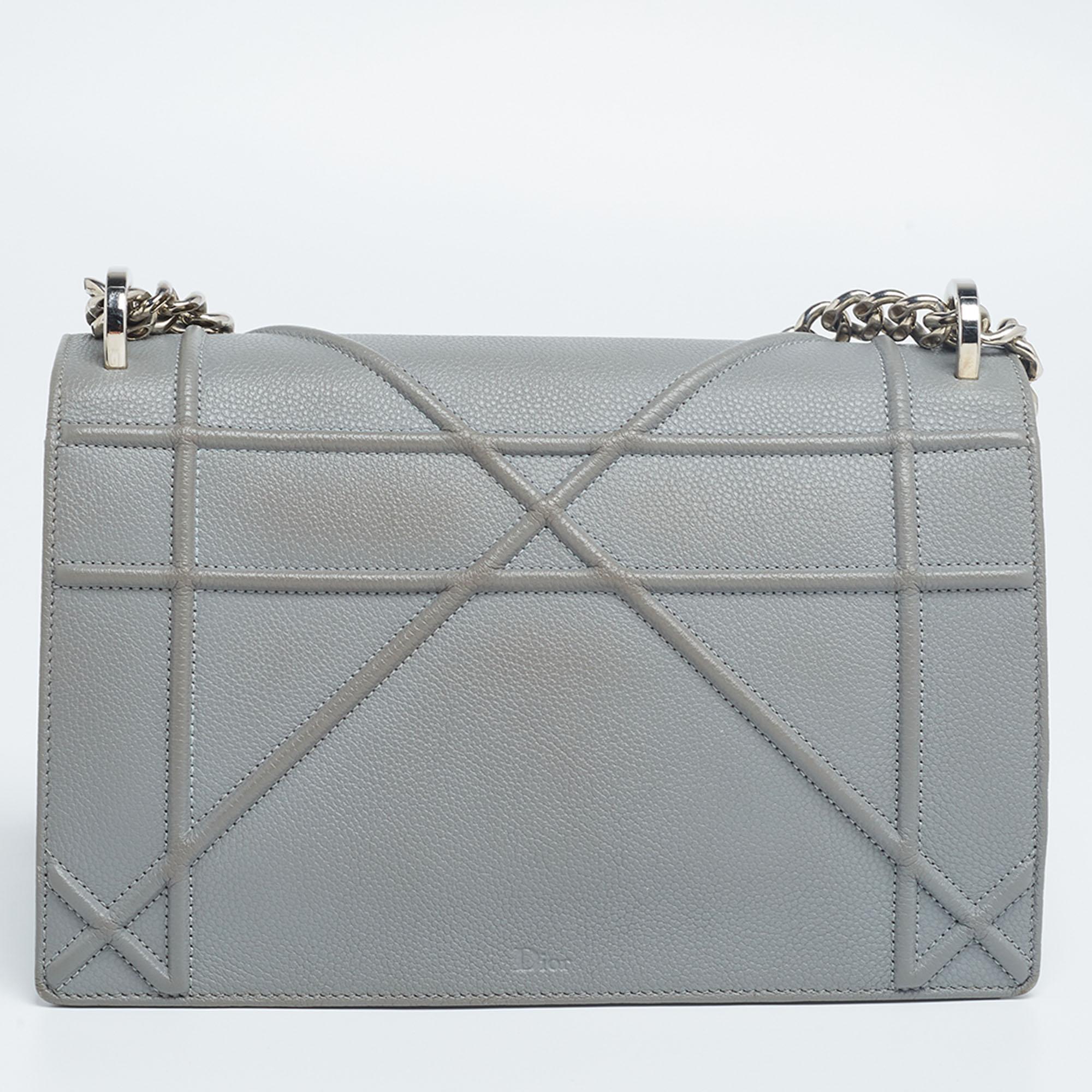 This Diorama shoulder bag from Dior is simply breathtaking and iconic in its style! From its structured silhouette to its artistic craftsmanship, this flawless bag manages to be your favorite in no time. It is made from grey leather, which is