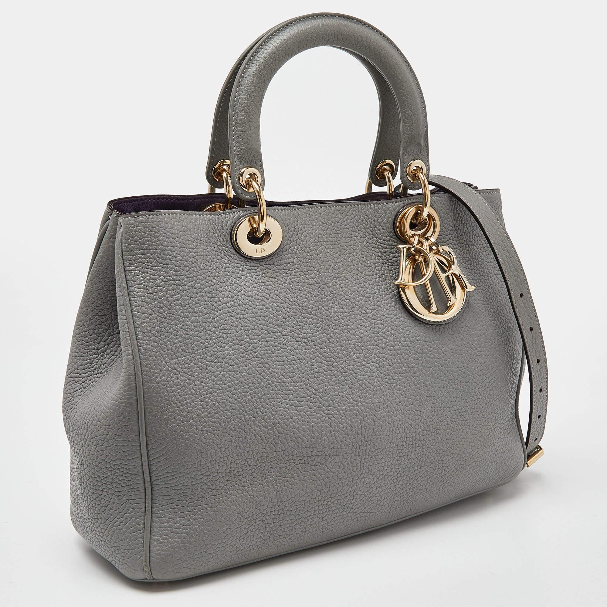 The Diorissimo perfectly captures the refined craftsmanship and the brand's vision of timeless elegance. The spacious interior makes this Dior tote a highly functional accessory. Created from leather, it is complemented with top dual handles, a